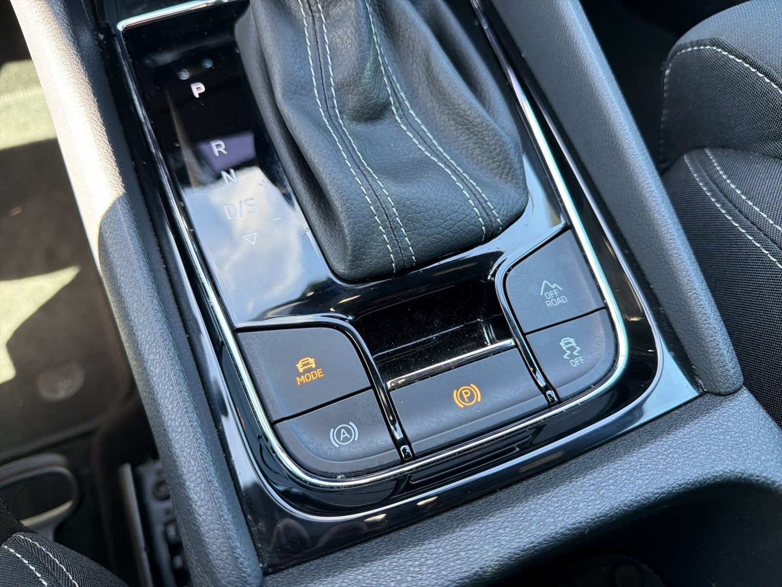 Fahrzeugabbildung SKODA Karoq Sportline 2.0l TSI 140kW 7-Gang-DSG 4x4 4x - mit KI generiert/bearbeitet