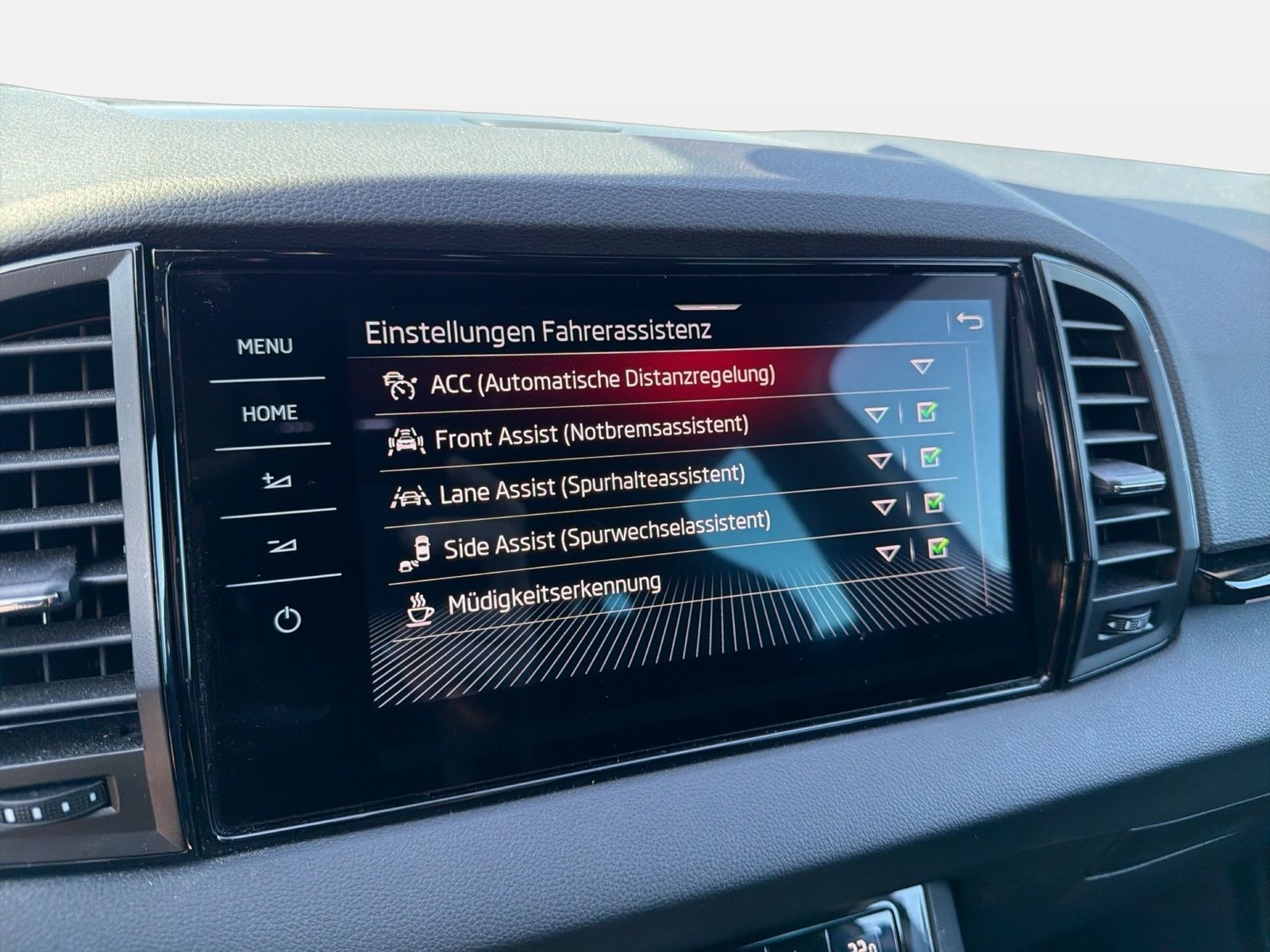Fahrzeugabbildung SKODA Karoq Sportline 2.0l TSI 140kW 7-Gang-DSG 4x4 4x - mit KI generiert/bearbeitet