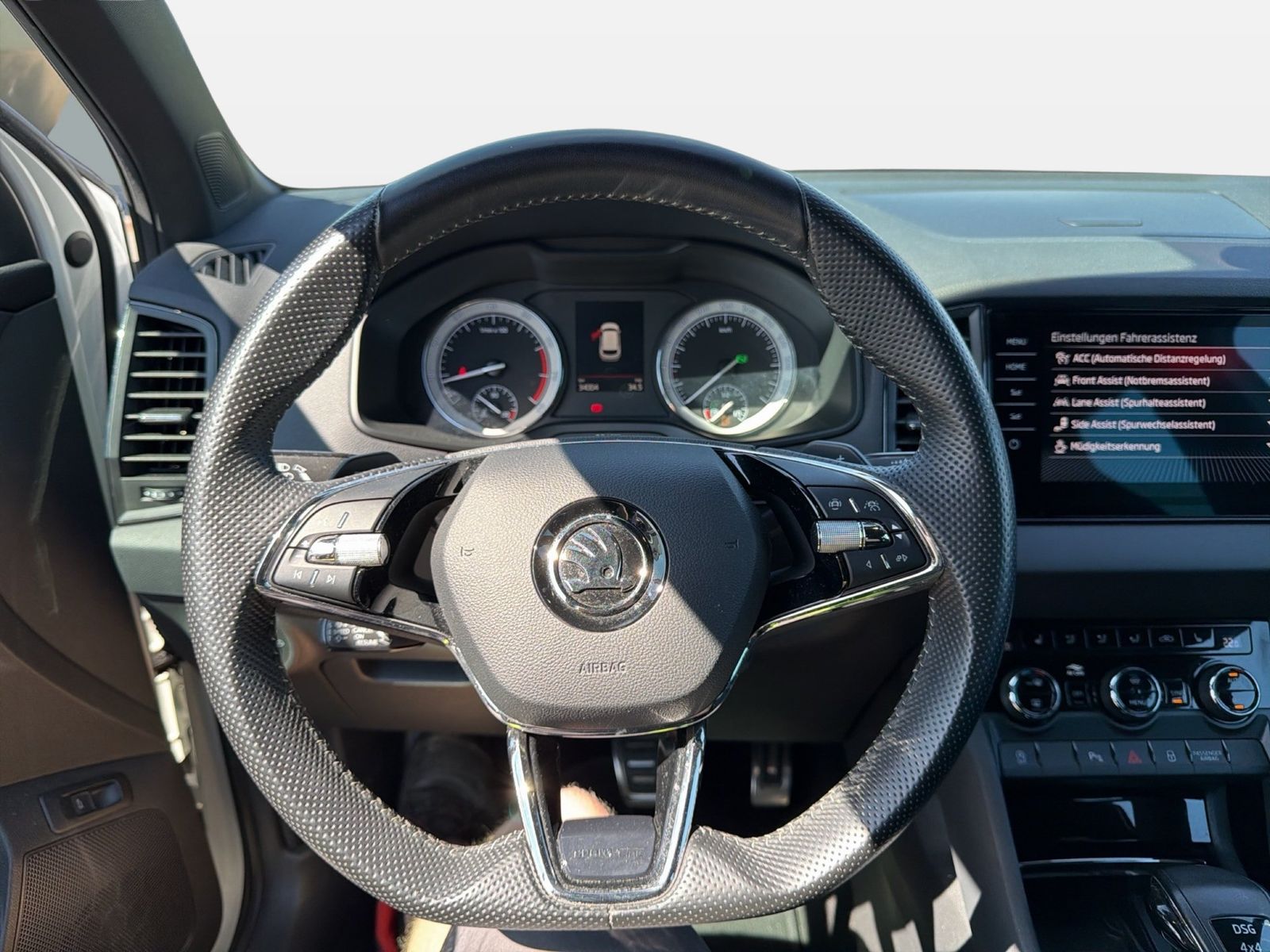 Fahrzeugabbildung SKODA Karoq Sportline 2.0l TSI 140kW 7-Gang-DSG 4x4 4x - mit KI generiert/bearbeitet