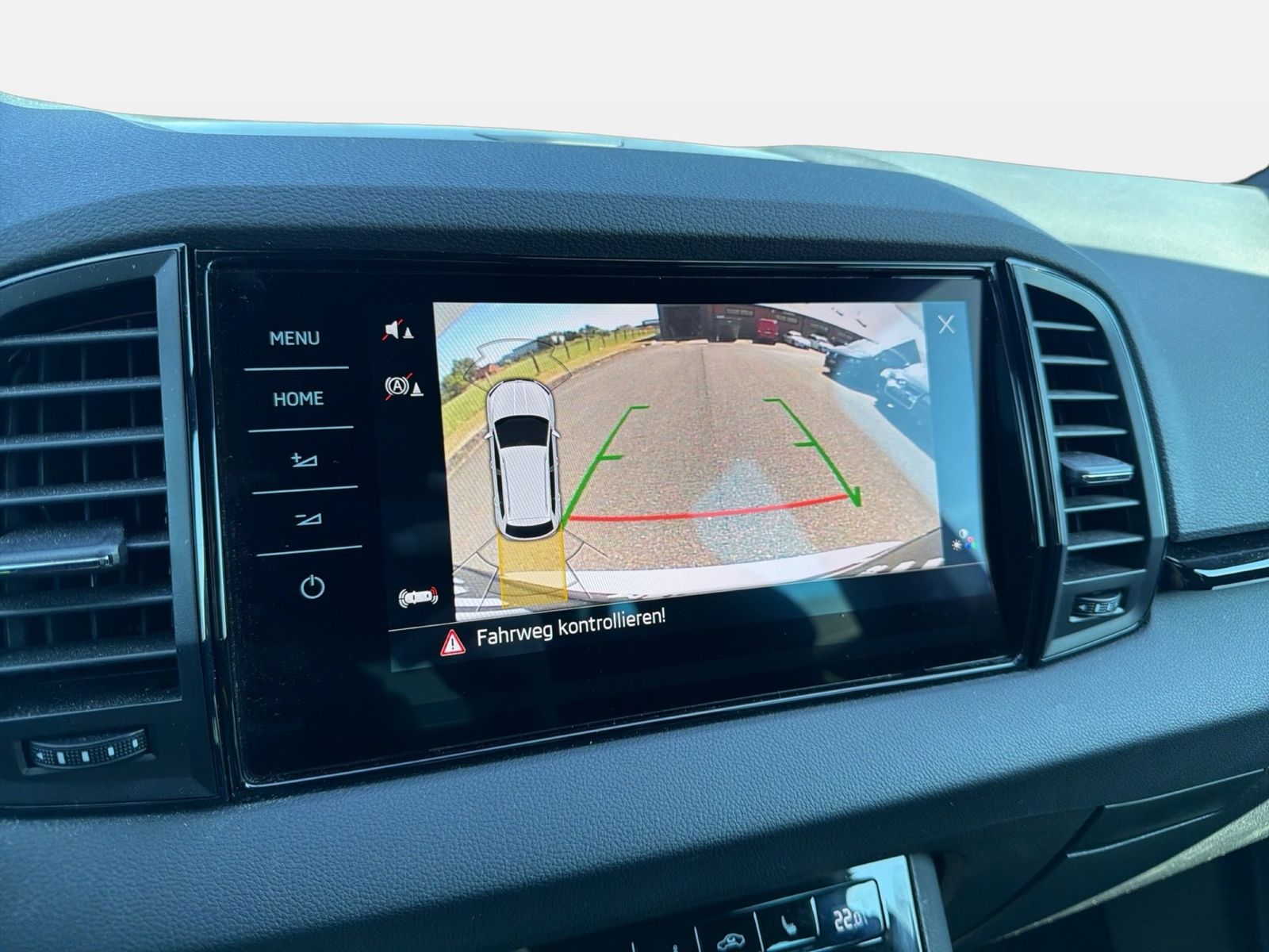 Fahrzeugabbildung SKODA Karoq Sportline 2.0l TSI 140kW 7-Gang-DSG 4x4 4x - mit KI generiert/bearbeitet