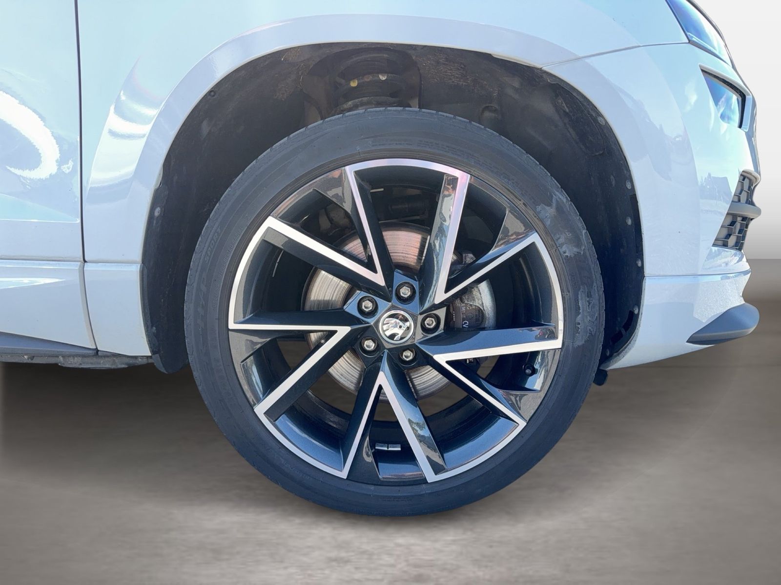Fahrzeugabbildung SKODA Karoq Sportline 2.0l TSI 140kW 7-Gang-DSG 4x4 4x - mit KI generiert/bearbeitet