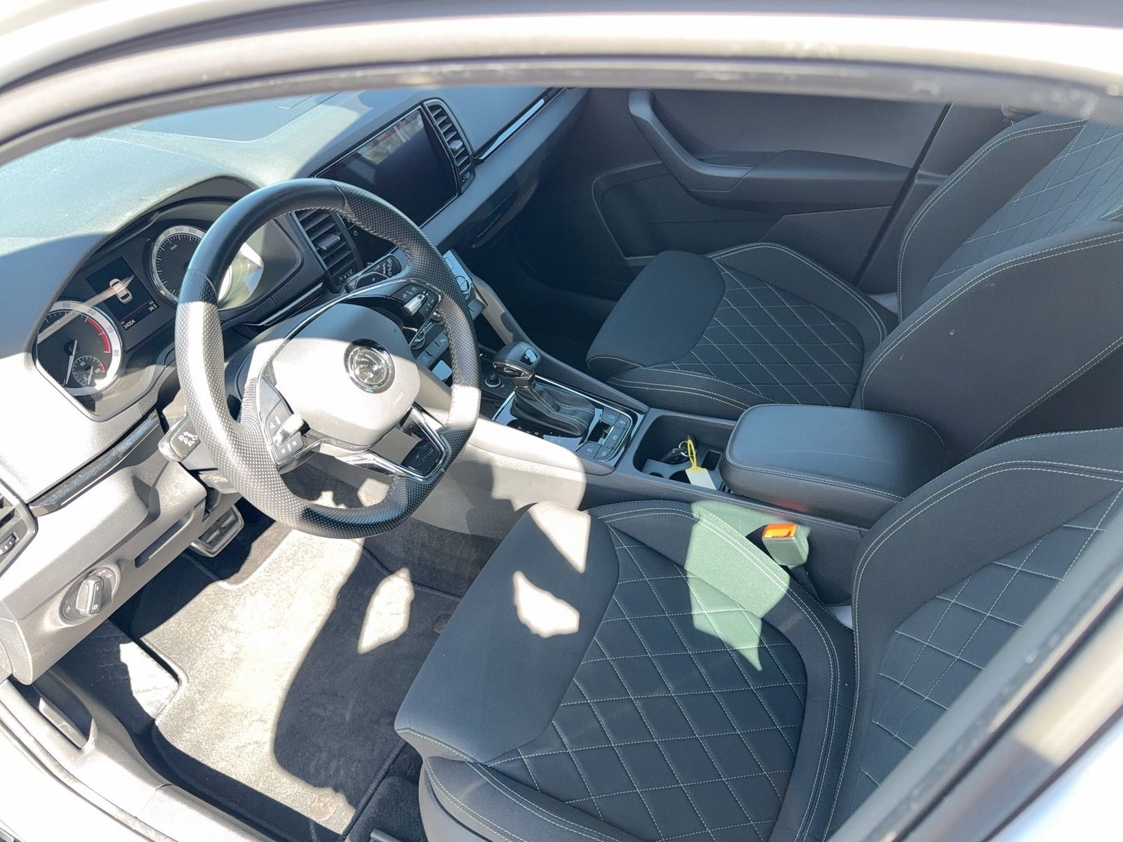 Fahrzeugabbildung SKODA Karoq Sportline 2.0l TSI 140kW 7-Gang-DSG 4x4 4x - mit KI generiert/bearbeitet