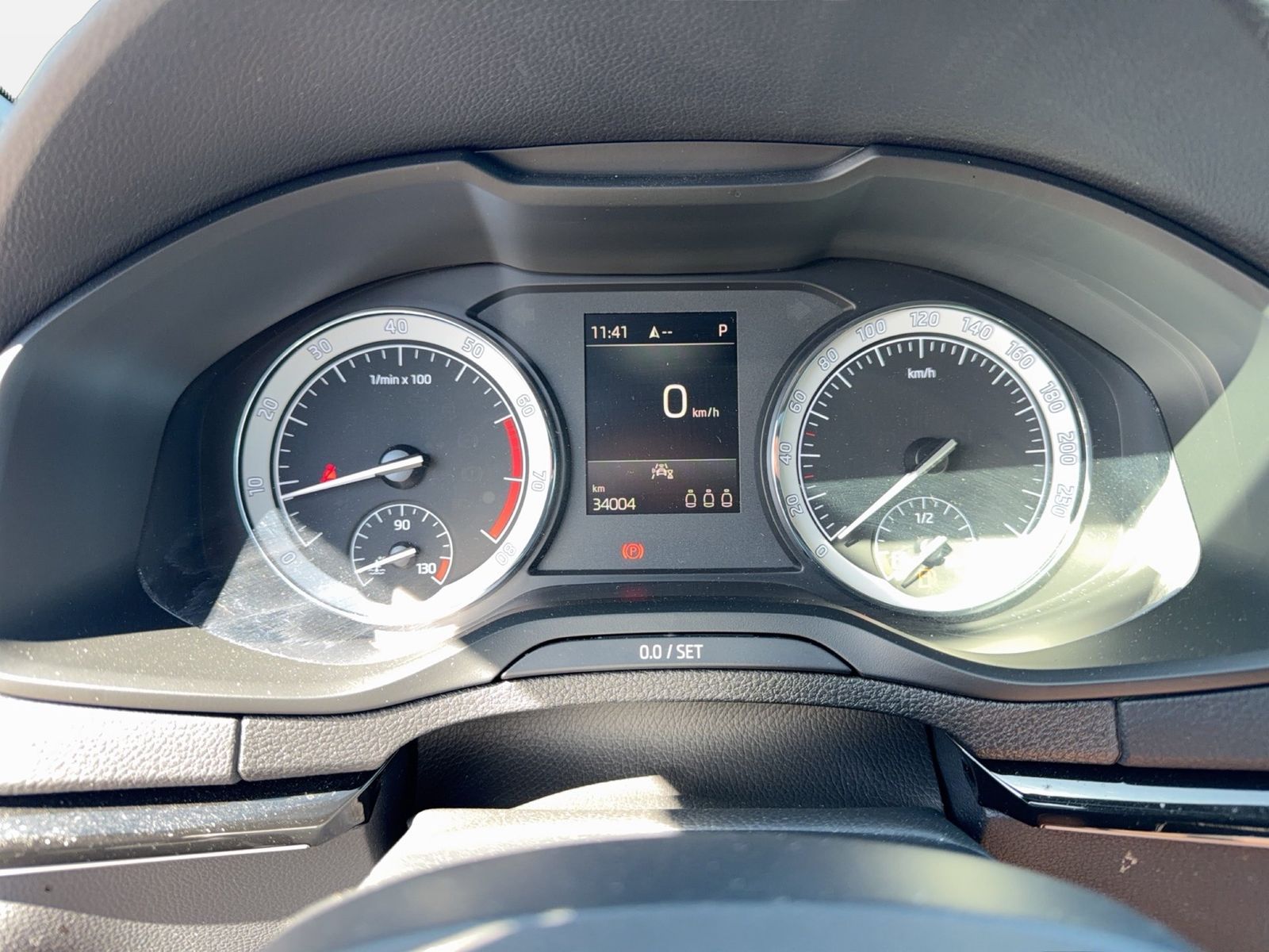 Fahrzeugabbildung SKODA Karoq Sportline 2.0l TSI 140kW 7-Gang-DSG 4x4 4x - mit KI generiert/bearbeitet