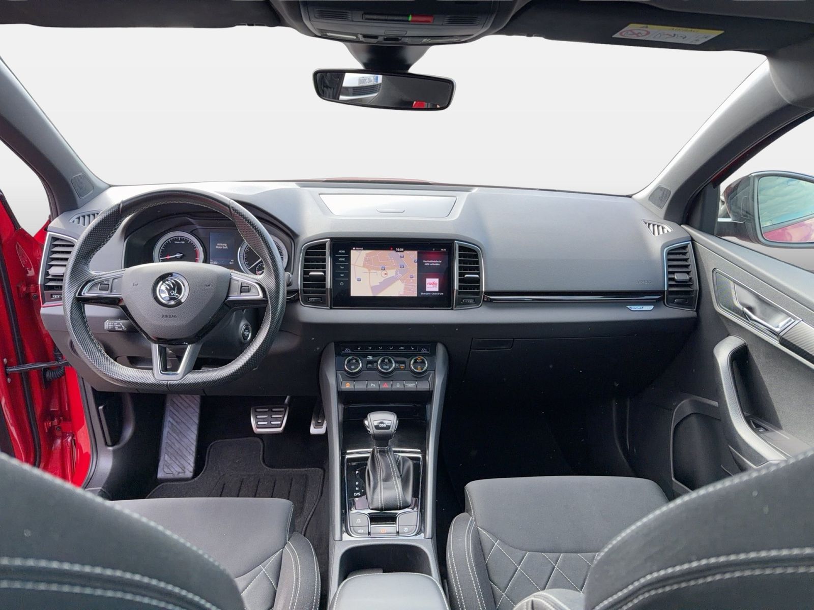 Fahrzeug autohaus mense Fahrzeugabbildung SKODA Karoq Sportline 1.5l TSI 110kW 7-Gang-DSG AHK SD - mit KI generiert/bearbeitet