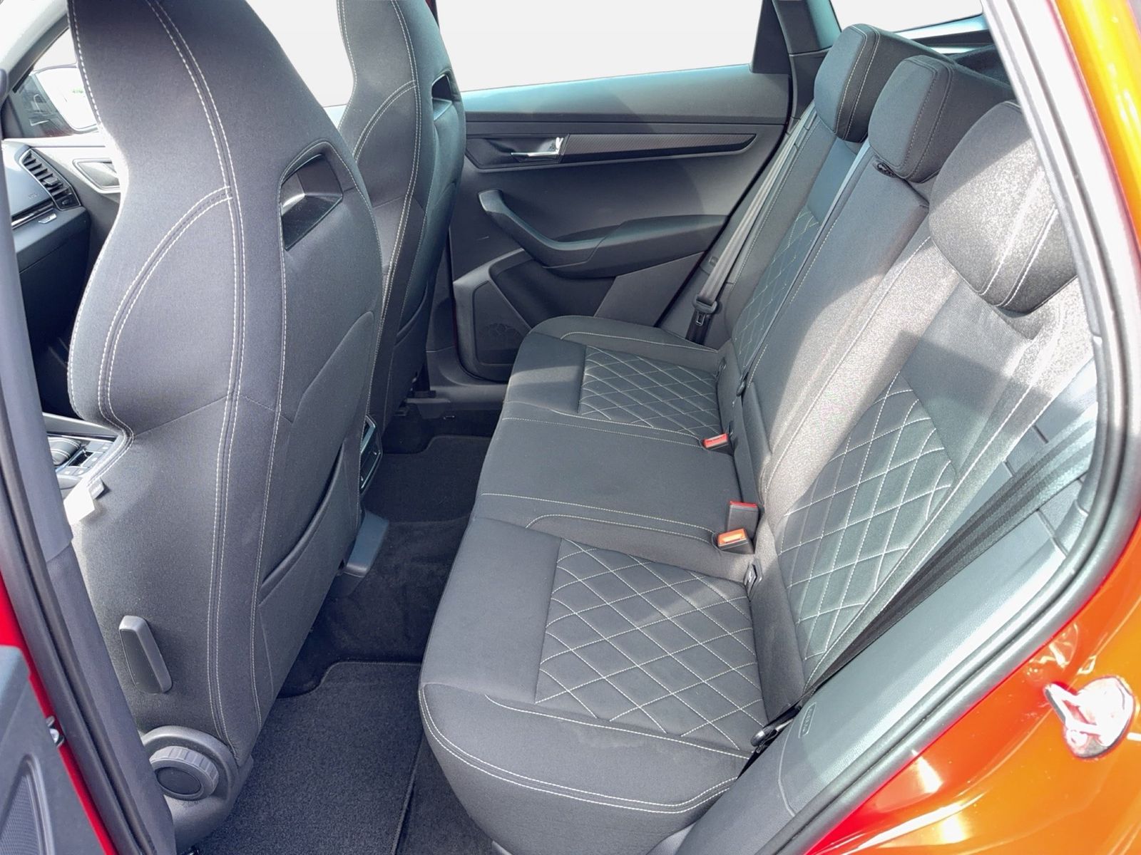 Fahrzeug autohaus mense Fahrzeugabbildung SKODA Karoq Sportline 1.5l TSI 110kW 7-Gang-DSG AHK SD - mit KI generiert/bearbeitet
