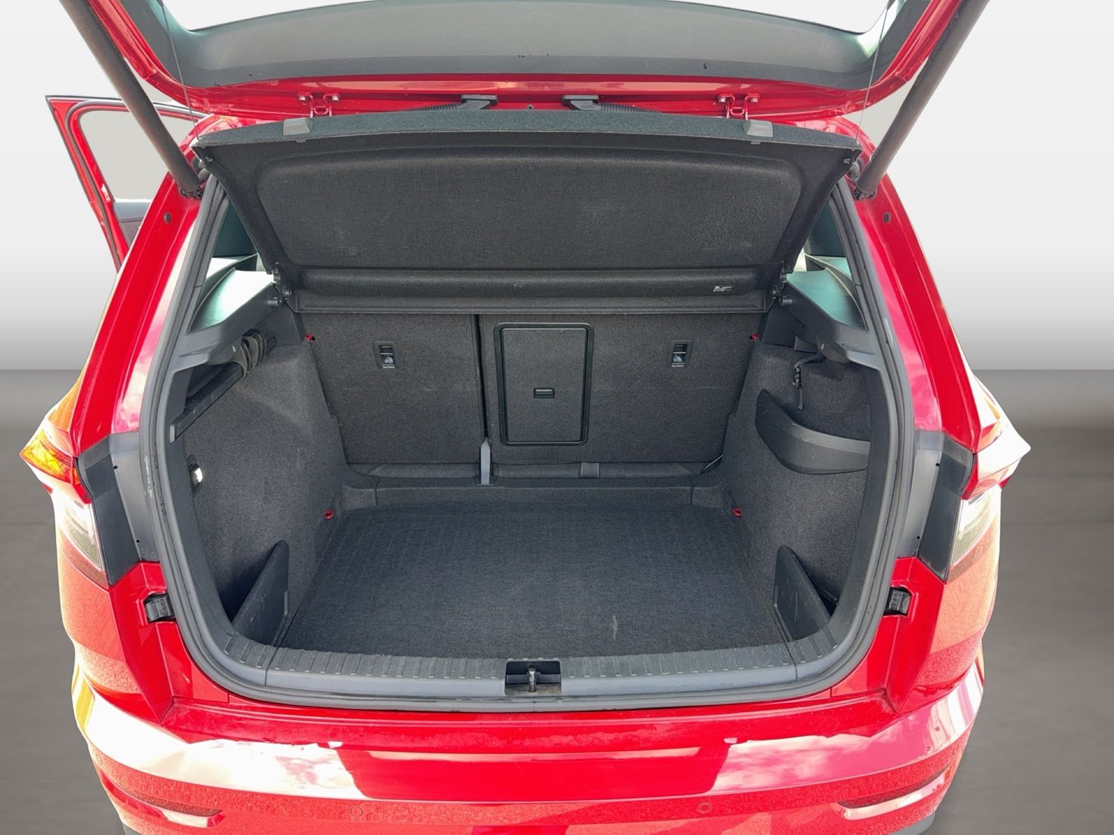 Fahrzeug autohaus mense Fahrzeugabbildung SKODA Karoq Sportline 1.5l TSI 110kW 7-Gang-DSG AHK SD - mit KI generiert/bearbeitet