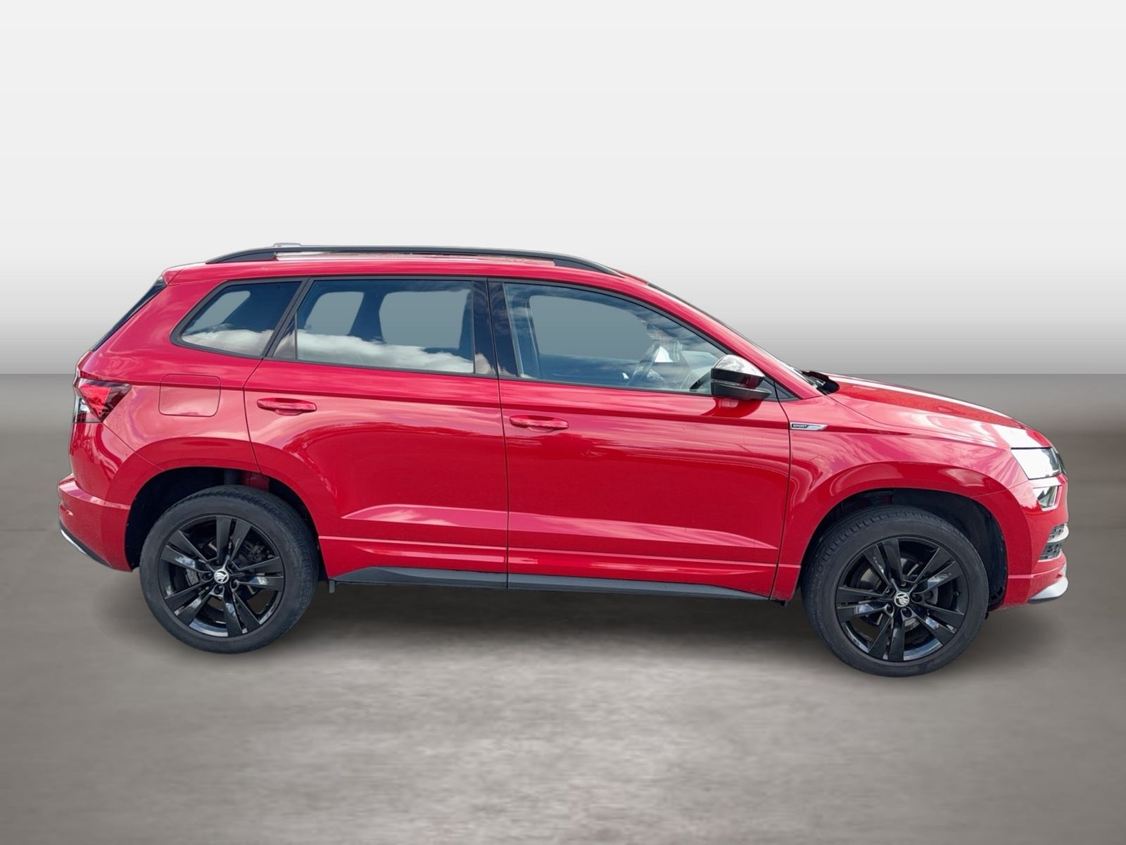 Fahrzeug autohaus mense Fahrzeugabbildung SKODA Karoq Sportline 1.5l TSI 110kW 7-Gang-DSG AHK SD - mit KI generiert/bearbeitet
