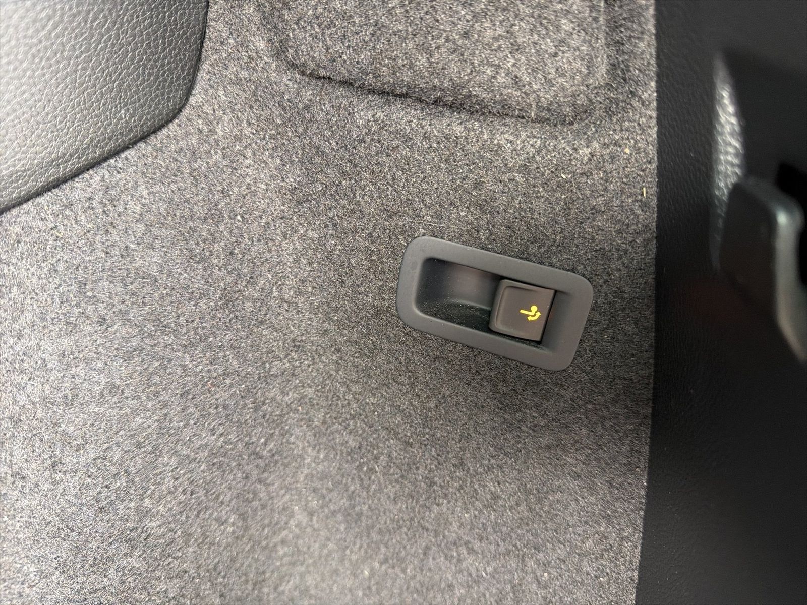 Fahrzeug autohaus mense Fahrzeugabbildung SKODA Karoq Sportline 1.5l TSI 110kW 7-Gang-DSG AHK SD - mit KI generiert/bearbeitet