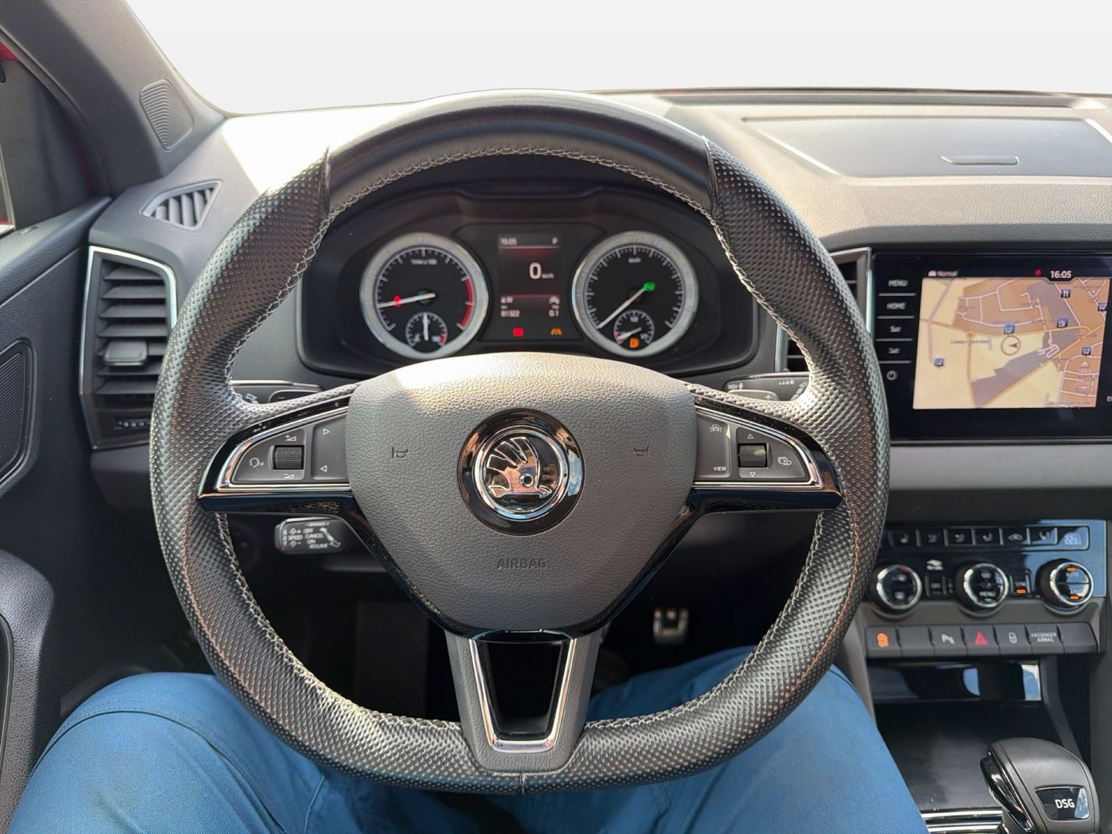 Fahrzeug autohaus mense Fahrzeugabbildung SKODA Karoq Sportline 1.5l TSI 110kW 7-Gang-DSG AHK SD - mit KI generiert/bearbeitet