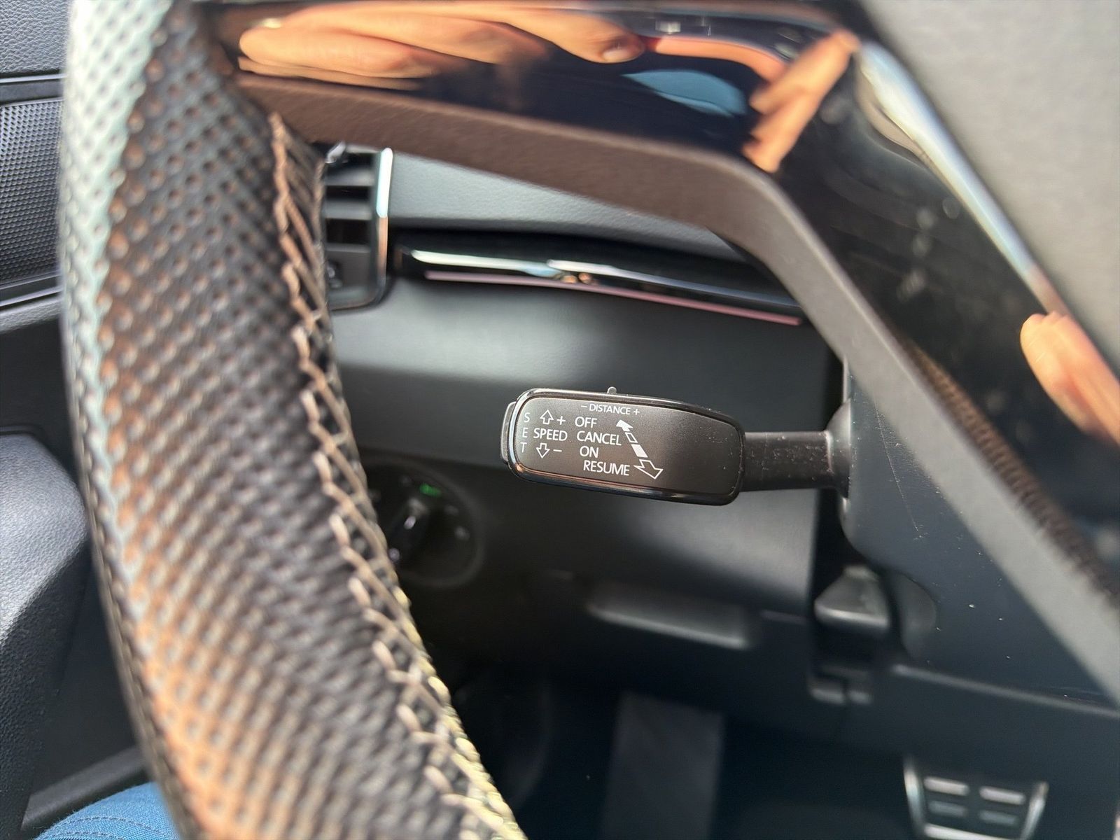 Fahrzeug autohaus mense Fahrzeugabbildung SKODA Karoq Sportline 1.5l TSI 110kW 7-Gang-DSG AHK SD - mit KI generiert/bearbeitet