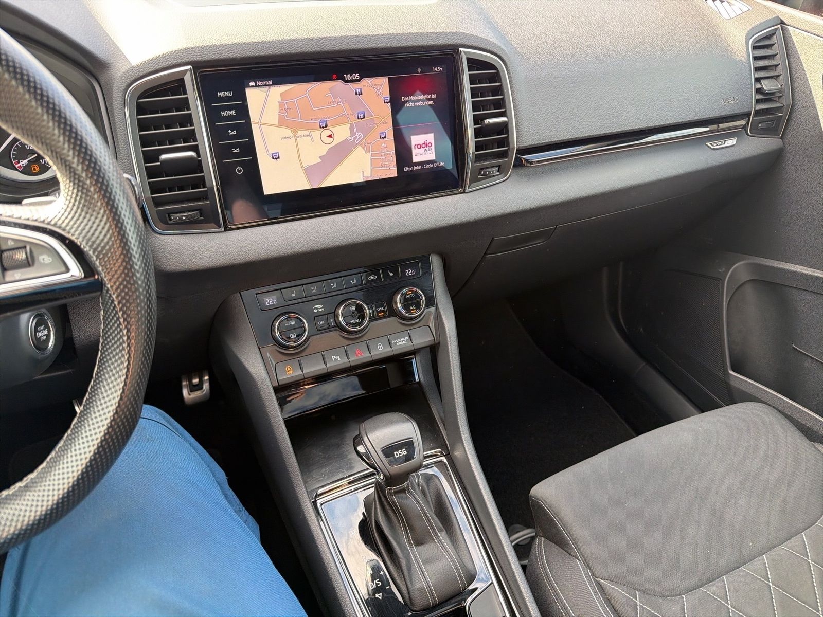 Fahrzeug autohaus mense Fahrzeugabbildung SKODA Karoq Sportline 1.5l TSI 110kW 7-Gang-DSG AHK SD - mit KI generiert/bearbeitet