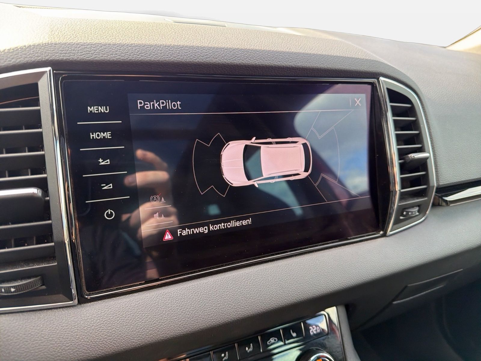 Fahrzeug autohaus mense Fahrzeugabbildung SKODA Karoq Sportline 1.5l TSI 110kW 7-Gang-DSG AHK SD - mit KI generiert/bearbeitet