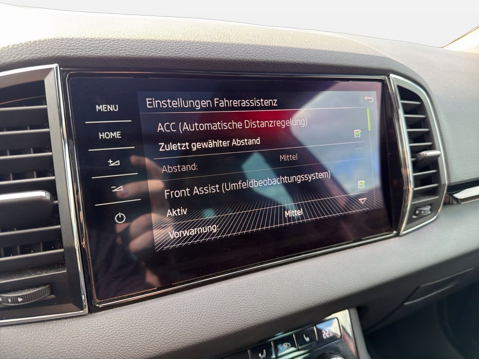 Fahrzeug autohaus mense Fahrzeugabbildung SKODA Karoq Sportline 1.5l TSI 110kW 7-Gang-DSG AHK SD - mit KI generiert/bearbeitet