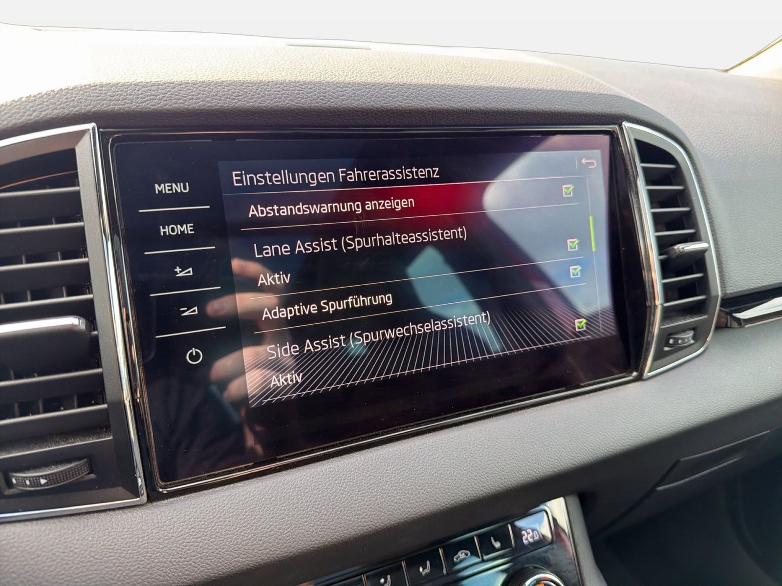 Fahrzeug autohaus mense Fahrzeugabbildung SKODA Karoq Sportline 1.5l TSI 110kW 7-Gang-DSG AHK SD - mit KI generiert/bearbeitet