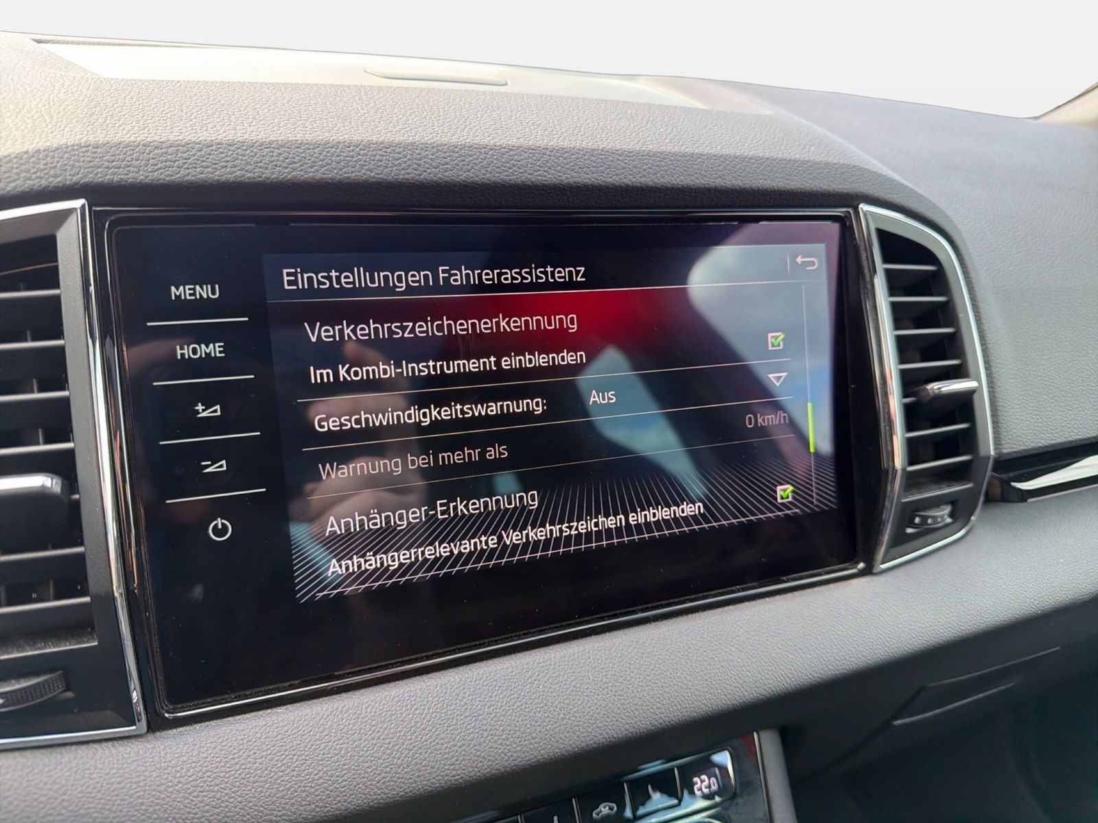 Fahrzeug autohaus mense Fahrzeugabbildung SKODA Karoq Sportline 1.5l TSI 110kW 7-Gang-DSG AHK SD - mit KI generiert/bearbeitet