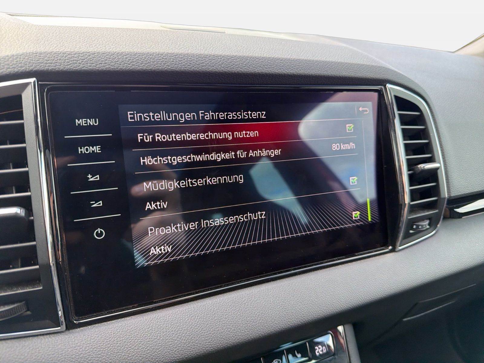 Fahrzeug autohaus mense Fahrzeugabbildung SKODA Karoq Sportline 1.5l TSI 110kW 7-Gang-DSG AHK SD - mit KI generiert/bearbeitet