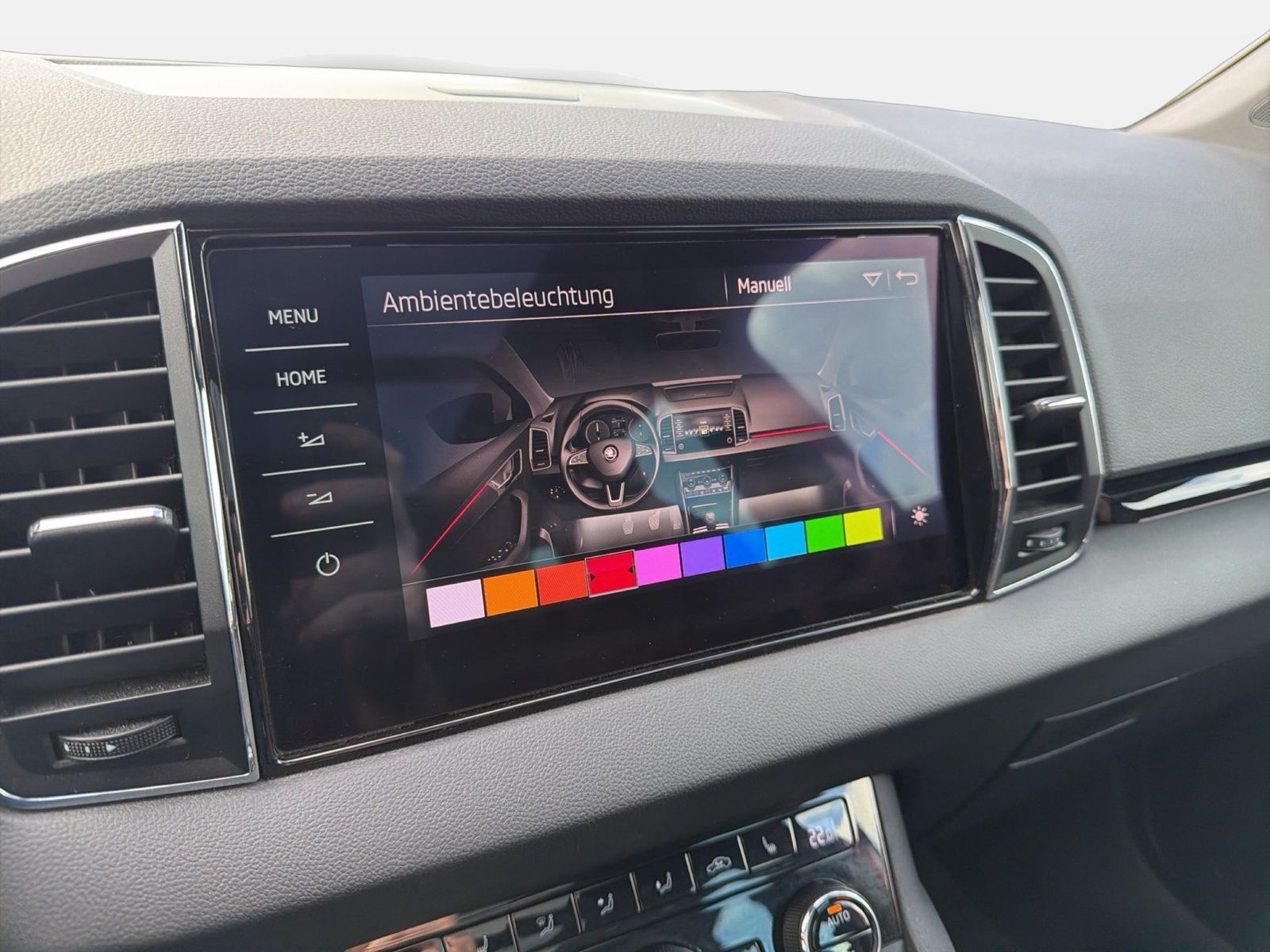 Fahrzeug autohaus mense Fahrzeugabbildung SKODA Karoq Sportline 1.5l TSI 110kW 7-Gang-DSG AHK SD - mit KI generiert/bearbeitet