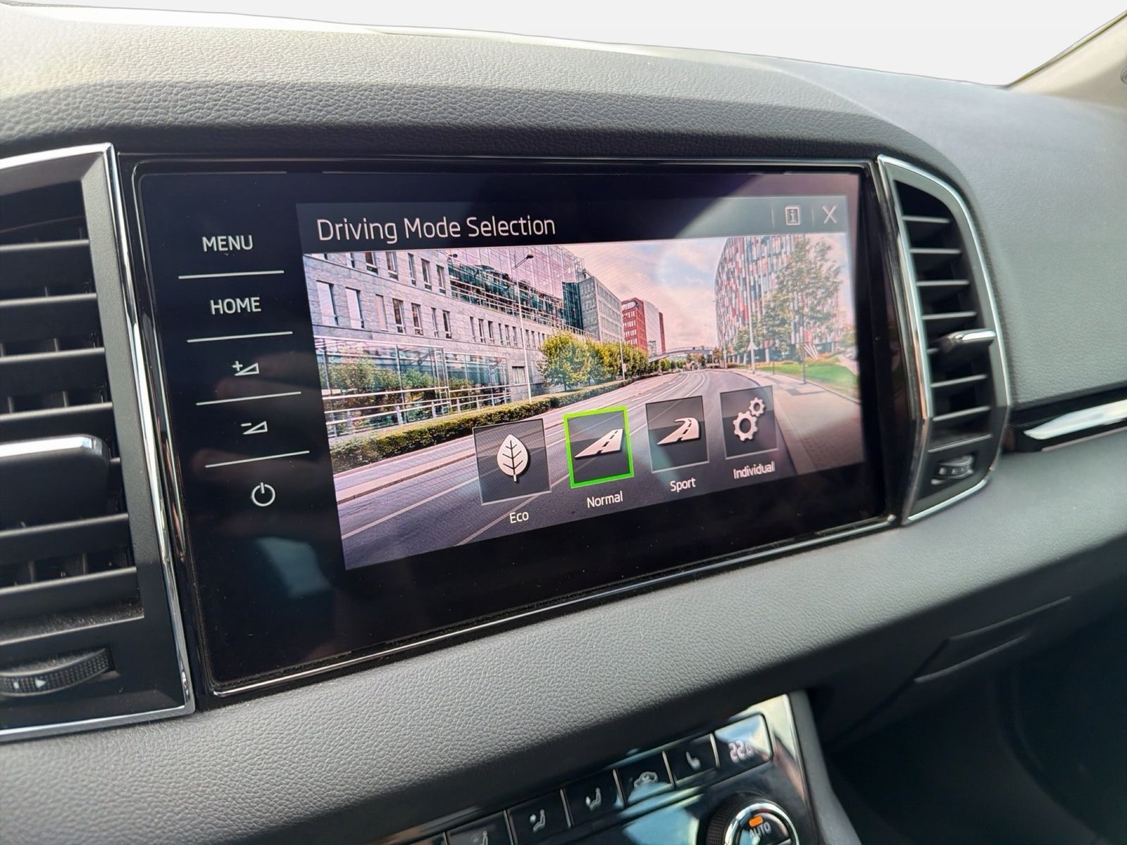 Fahrzeug autohaus mense Fahrzeugabbildung SKODA Karoq Sportline 1.5l TSI 110kW 7-Gang-DSG AHK SD - mit KI generiert/bearbeitet