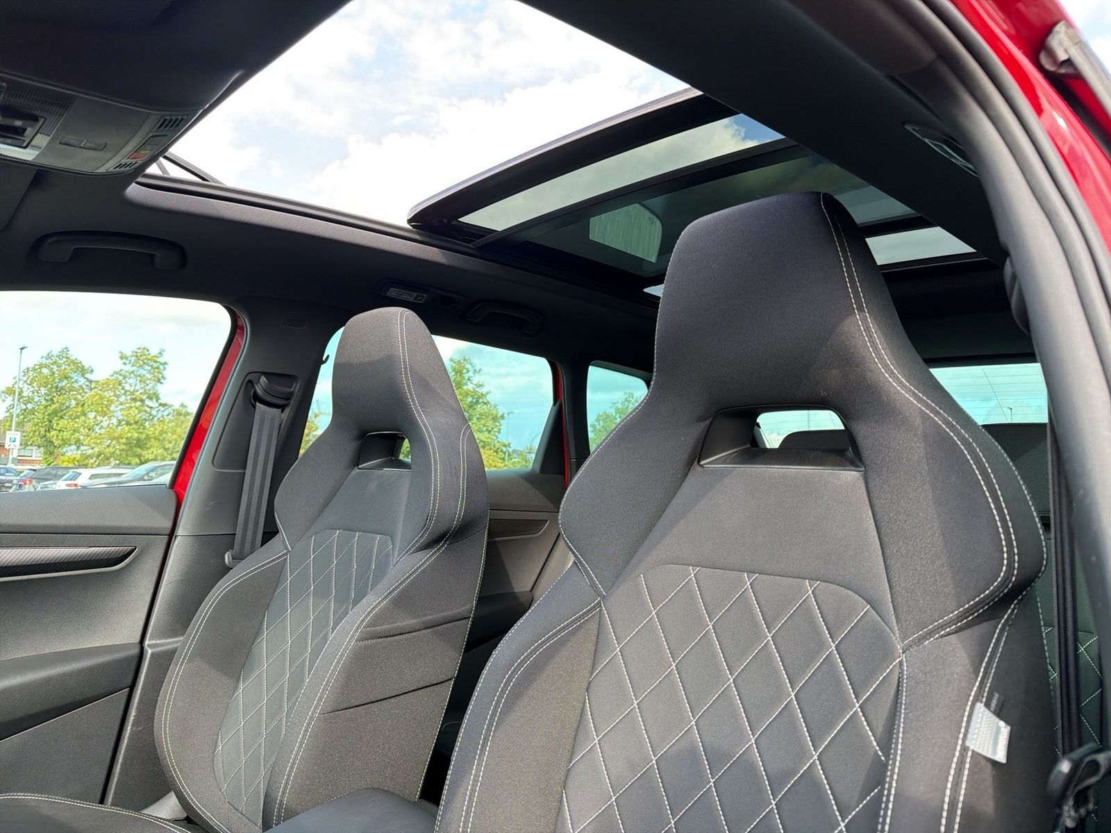 Fahrzeug autohaus mense Fahrzeugabbildung SKODA Karoq Sportline 1.5l TSI 110kW 7-Gang-DSG AHK SD - mit KI generiert/bearbeitet