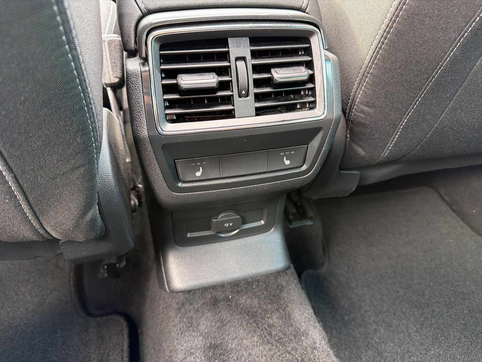 Fahrzeug autohaus mense Fahrzeugabbildung SKODA Karoq Sportline 1.5l TSI 110kW 7-Gang-DSG AHK SD - mit KI generiert/bearbeitet