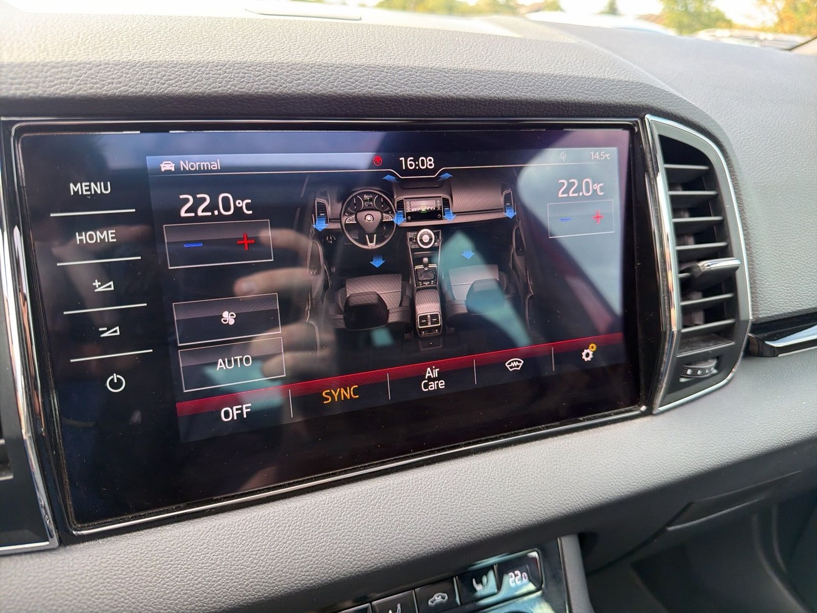 Fahrzeug autohaus mense Fahrzeugabbildung SKODA Karoq Sportline 1.5l TSI 110kW 7-Gang-DSG AHK SD - mit KI generiert/bearbeitet