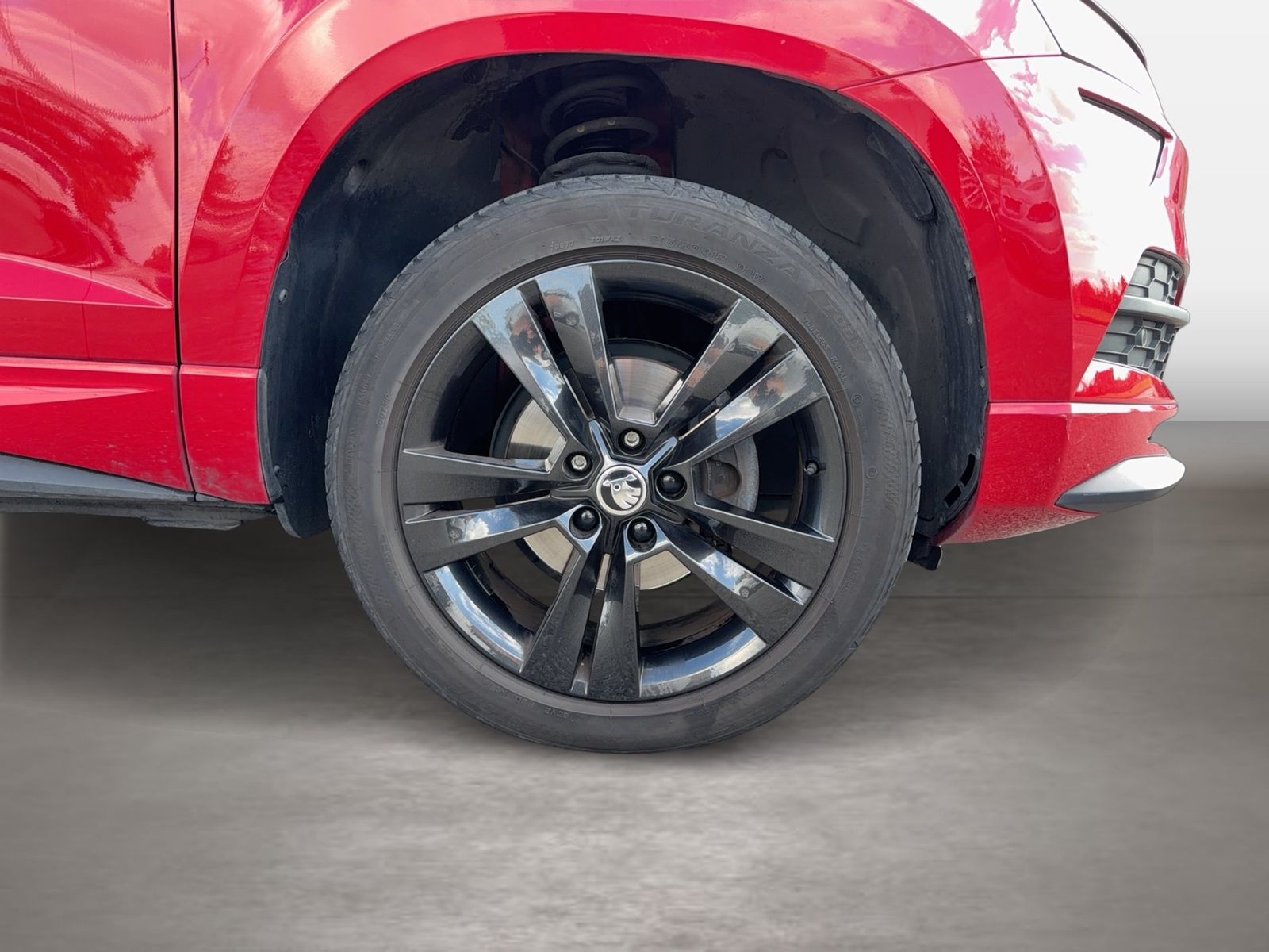 Fahrzeug autohaus mense Fahrzeugabbildung SKODA Karoq Sportline 1.5l TSI 110kW 7-Gang-DSG AHK SD - mit KI generiert/bearbeitet