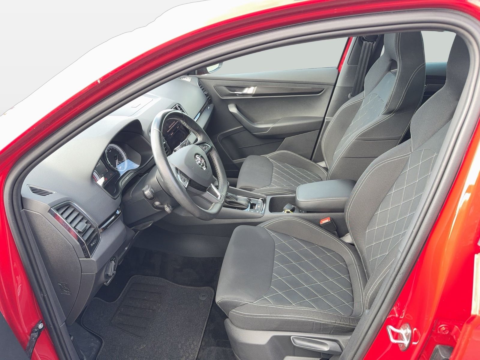 Fahrzeug autohaus mense Fahrzeugabbildung SKODA Karoq Sportline 1.5l TSI 110kW 7-Gang-DSG AHK SD - mit KI generiert/bearbeitet