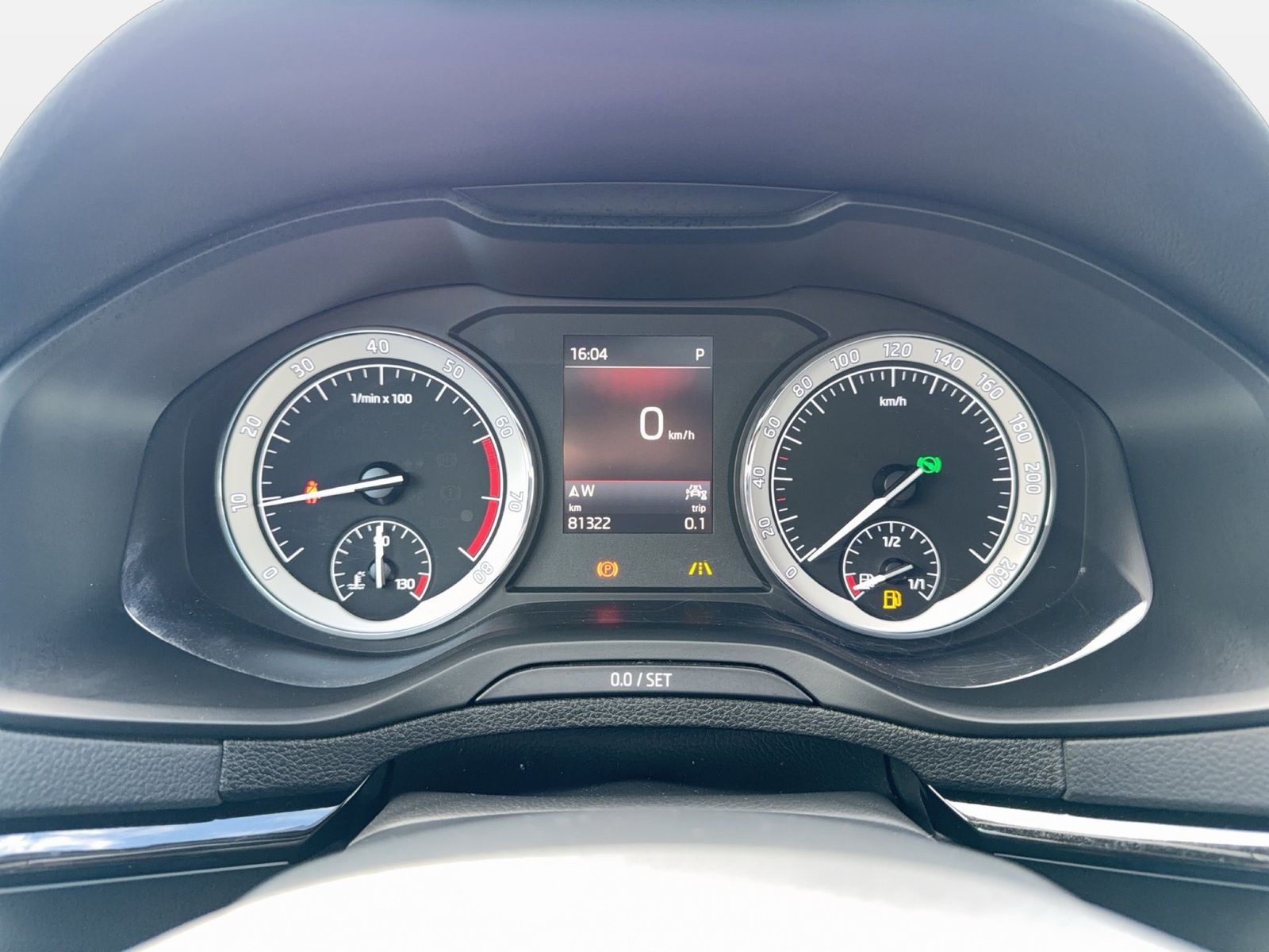 Fahrzeug autohaus mense Fahrzeugabbildung SKODA Karoq Sportline 1.5l TSI 110kW 7-Gang-DSG AHK SD - mit KI generiert/bearbeitet