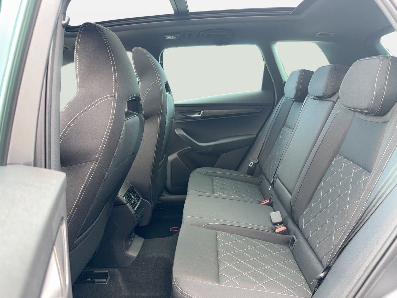 Fahrzeugabbildung SKODA Karoq 2.0 TDI 4x4 Sportline Matrix AHK Pano SD - mit KI generiert/bearbeitet