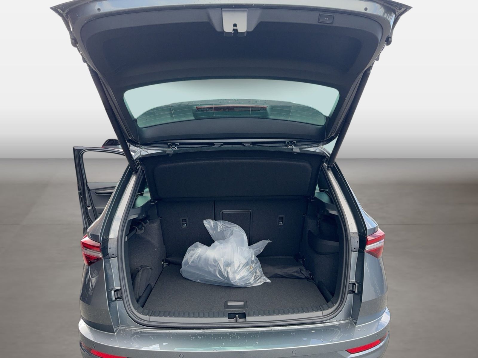 Fahrzeugabbildung SKODA Karoq 2.0 TDI 4x4 Sportline Matrix AHK Pano SD - mit KI generiert/bearbeitet