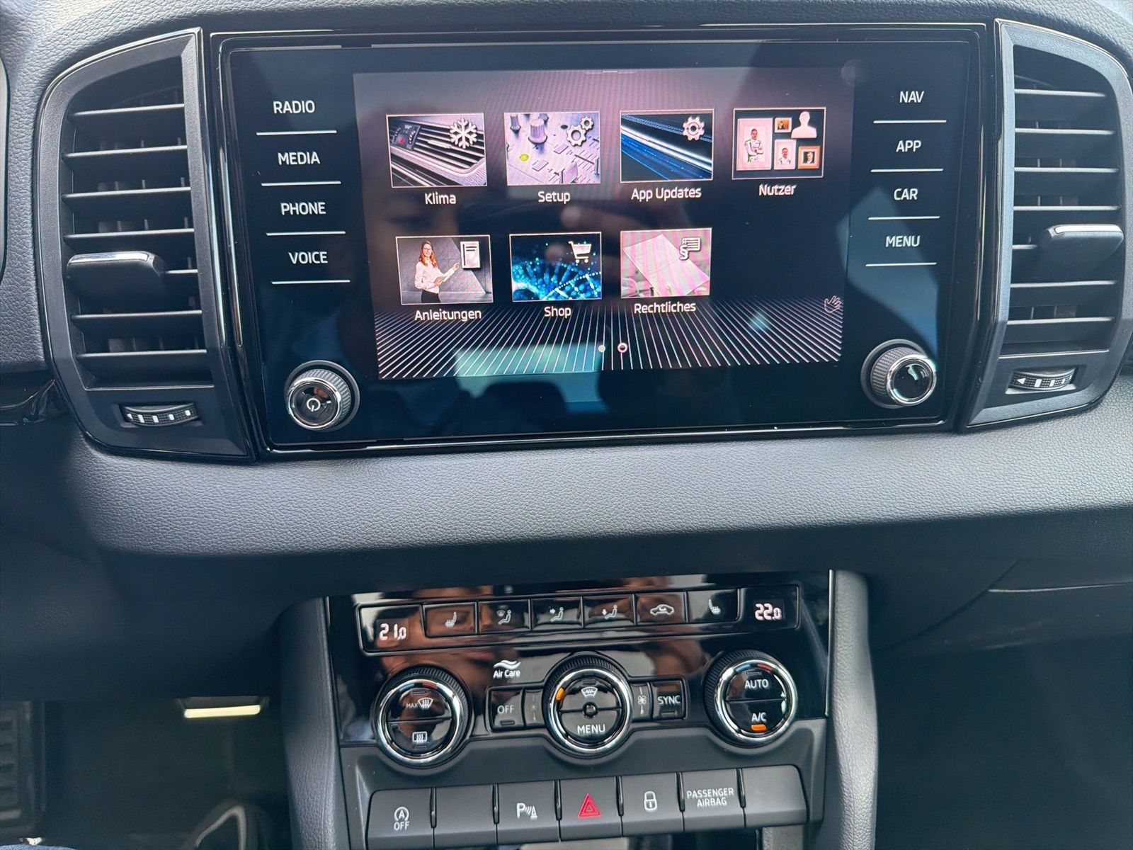 Fahrzeugabbildung SKODA Karoq 2.0 TDI 4x4 Sportline Matrix AHK Pano SD - mit KI generiert/bearbeitet