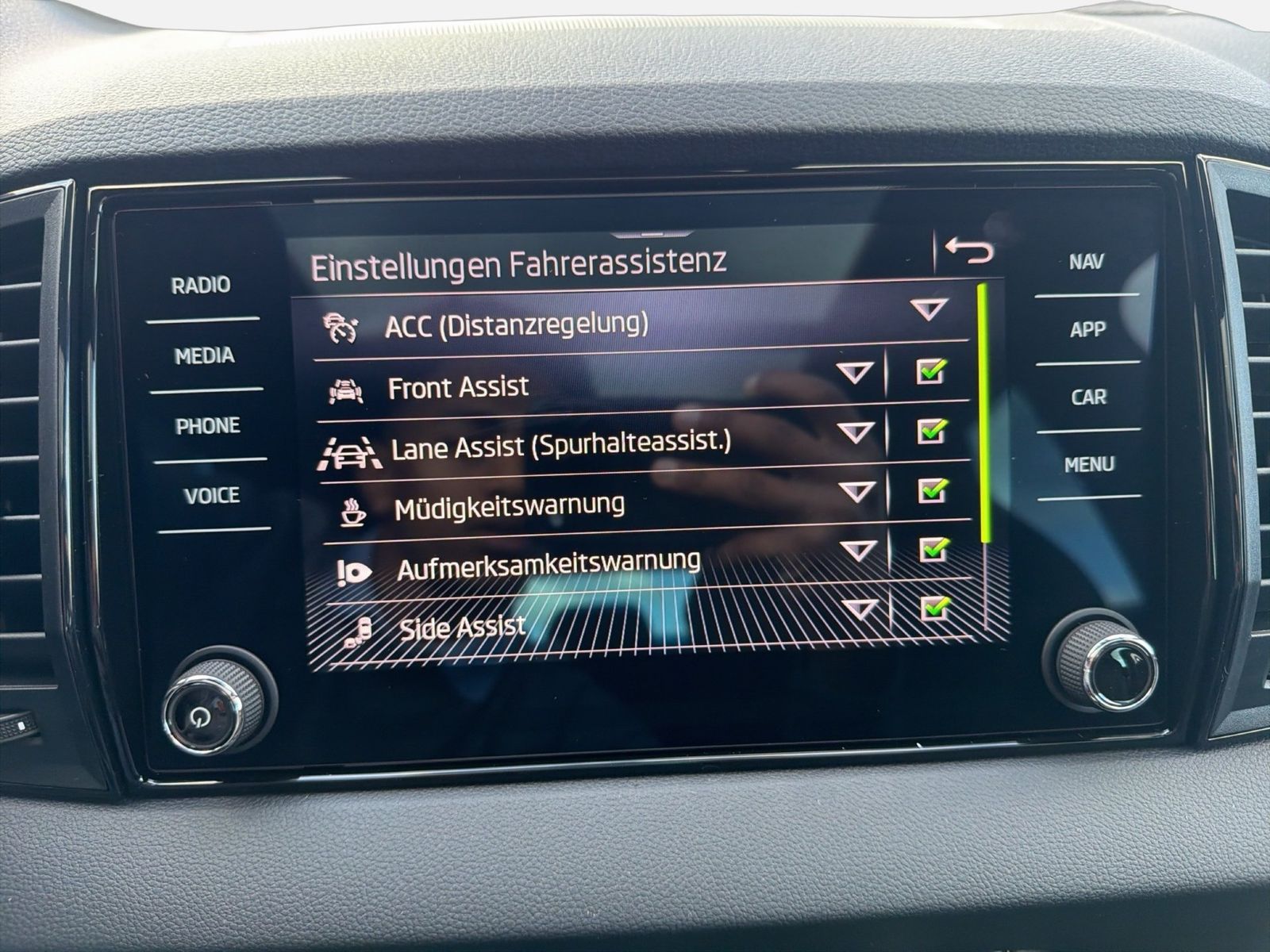 Fahrzeugabbildung SKODA Karoq 2.0 TDI 4x4 Sportline Matrix AHK Pano SD - mit KI generiert/bearbeitet