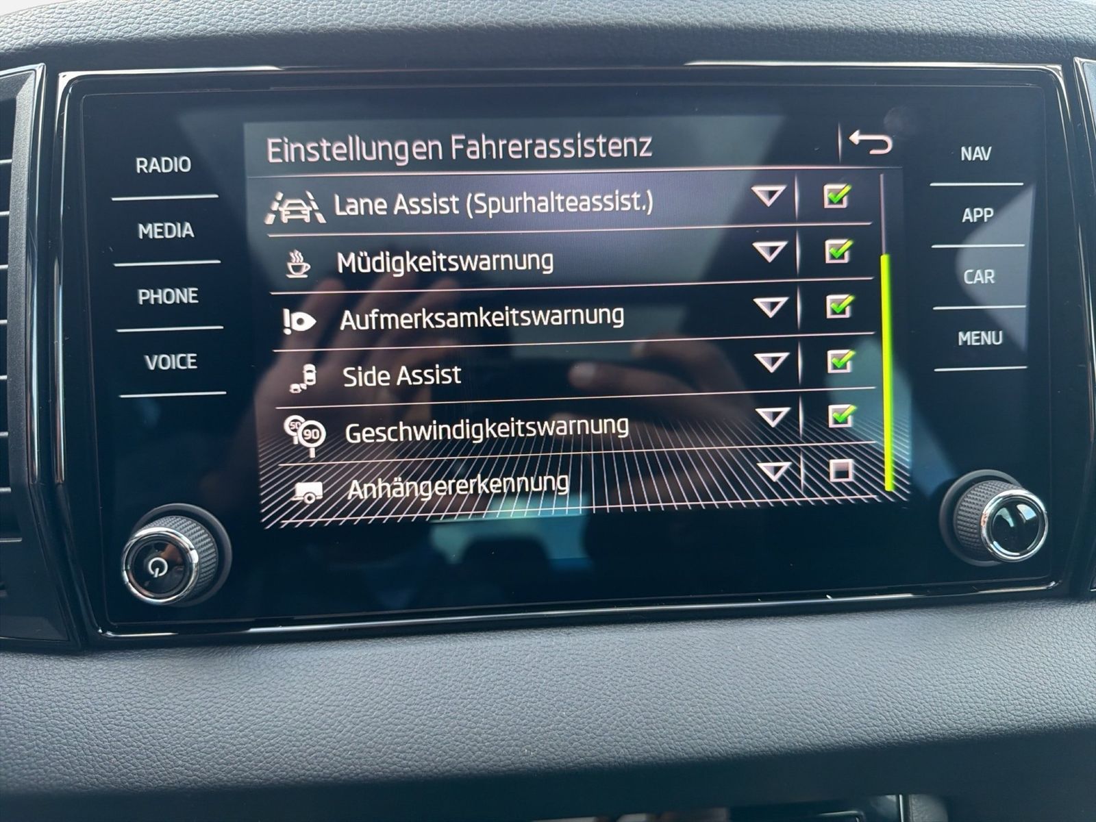 Fahrzeugabbildung SKODA Karoq 2.0 TDI 4x4 Sportline Matrix AHK Pano SD - mit KI generiert/bearbeitet
