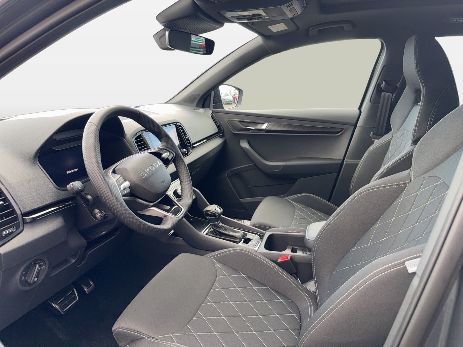 Fahrzeugabbildung SKODA Karoq 2.0 TDI 4x4 Sportline Matrix AHK Pano SD - mit KI generiert/bearbeitet