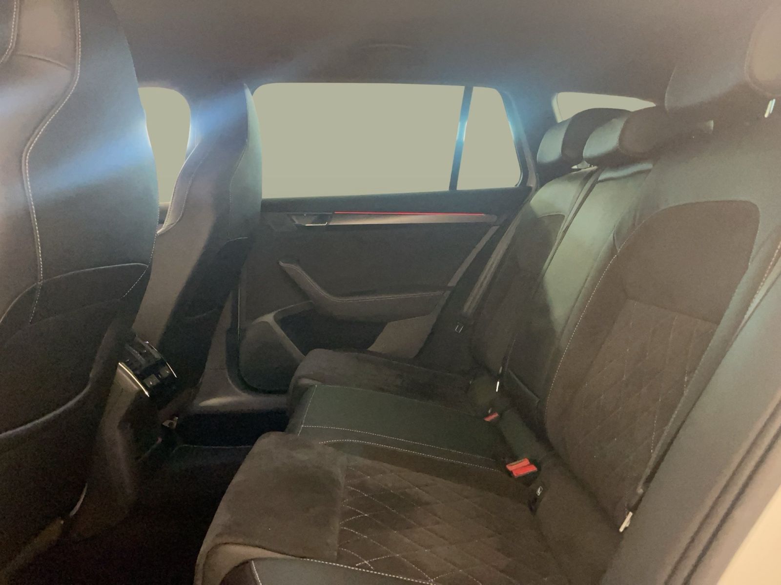Fahrzeugabbildung SKODA Superb Combi 2.0 TDI DSG Sportline Matrix 4xSHZG - mit KI generiert/bearbeitet