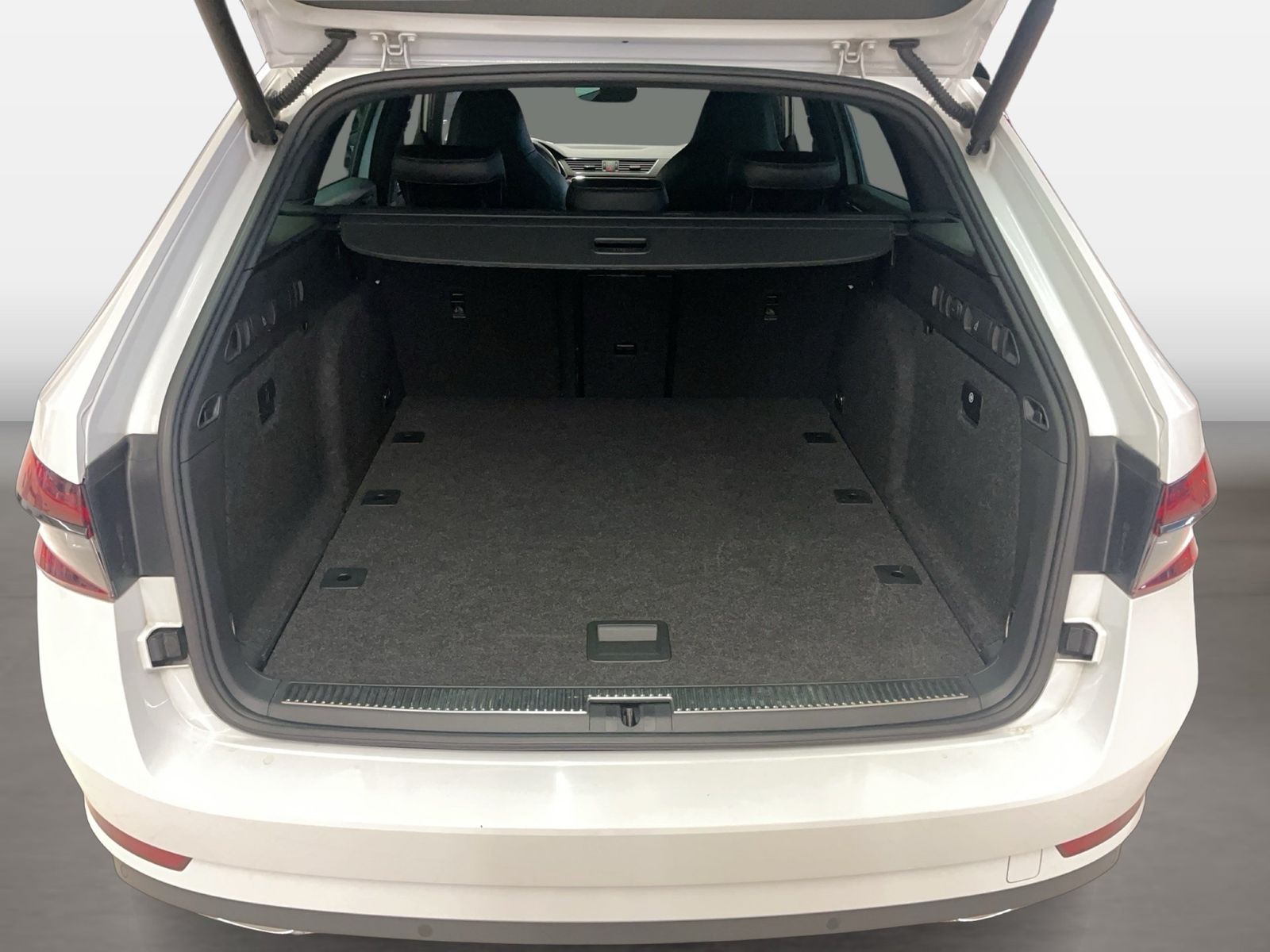 Fahrzeugabbildung SKODA Superb Combi 2.0 TDI DSG Sportline Matrix 4xSHZG - mit KI generiert/bearbeitet