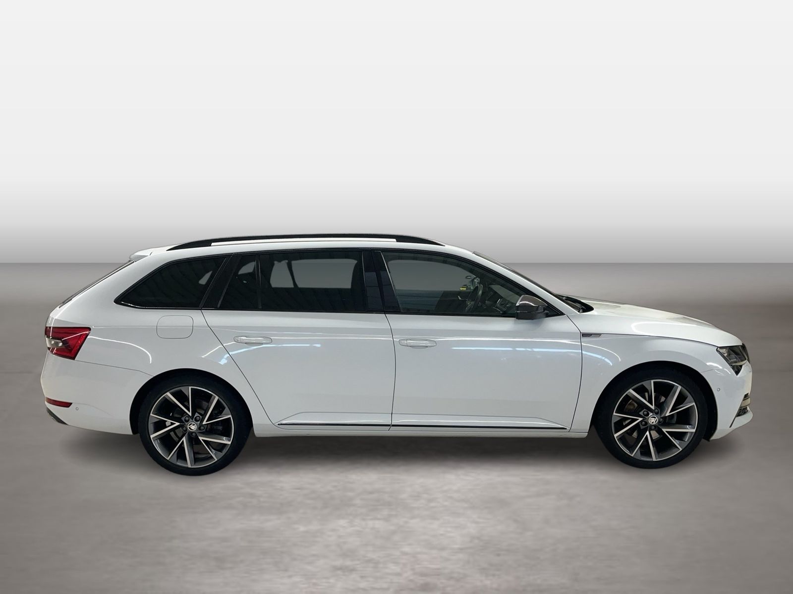 Fahrzeugabbildung SKODA Superb Combi 2.0 TDI DSG Sportline Matrix 4xSHZG - mit KI generiert/bearbeitet