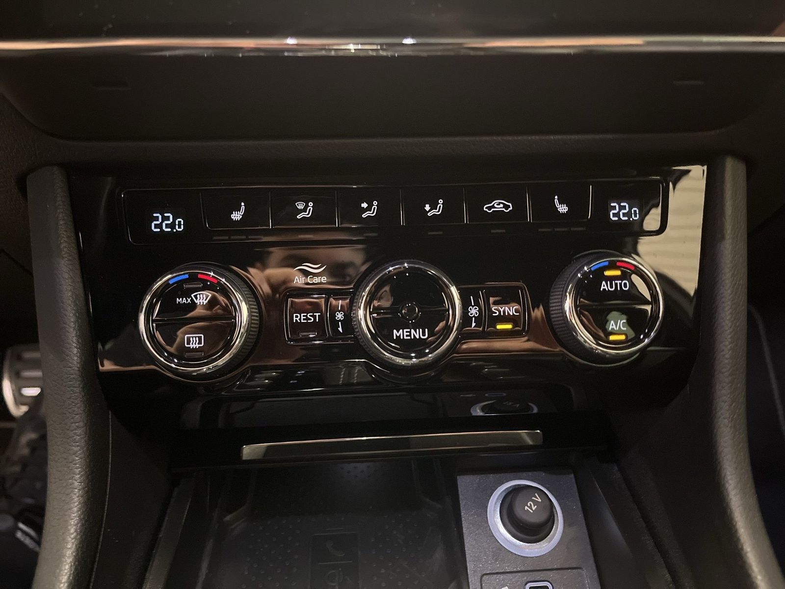 Fahrzeugabbildung SKODA Superb Combi 2.0 TDI DSG Sportline Matrix 4xSHZG - mit KI generiert/bearbeitet