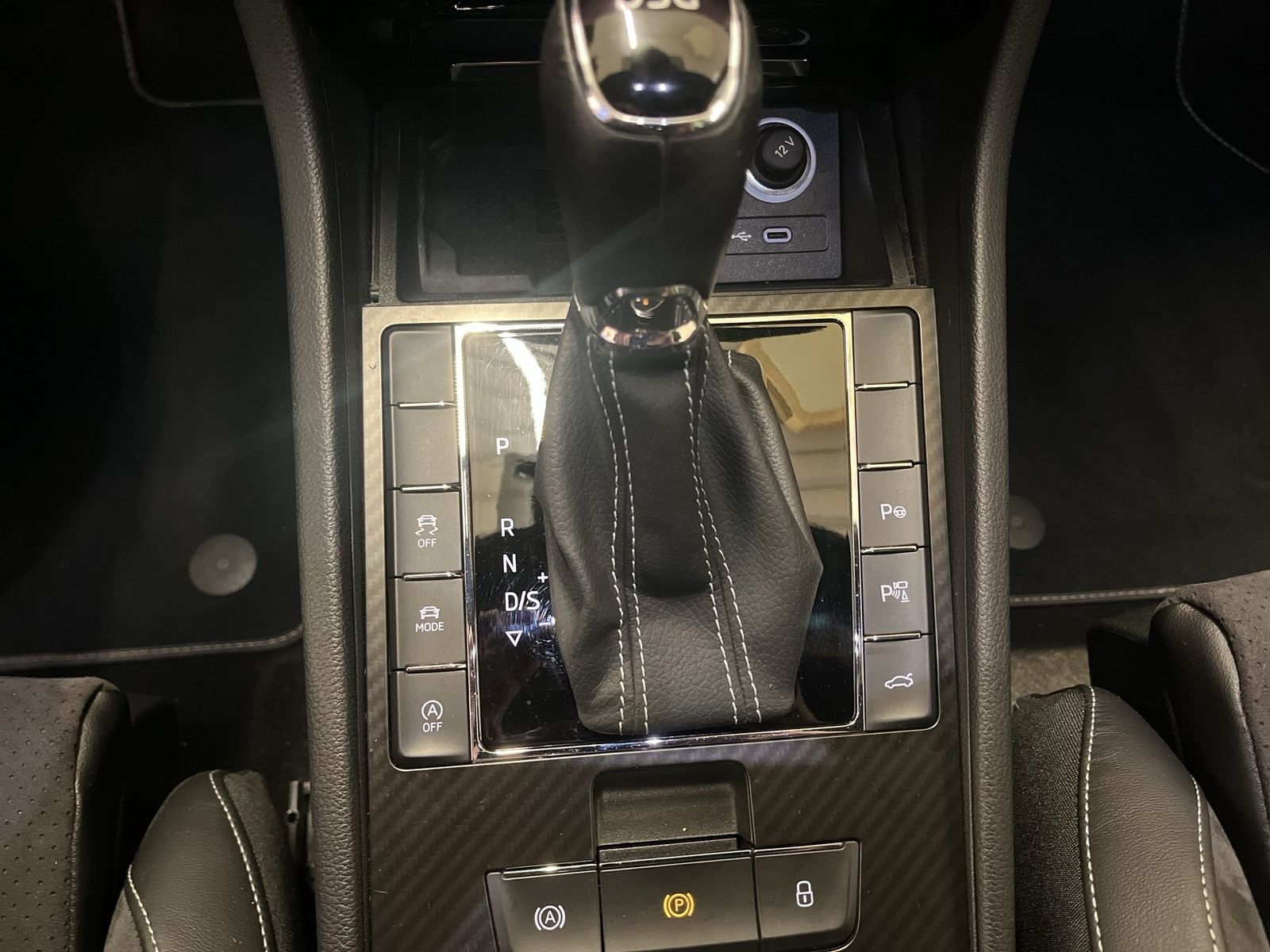 Fahrzeugabbildung SKODA Superb Combi 2.0 TDI DSG Sportline Matrix 4xSHZG - mit KI generiert/bearbeitet