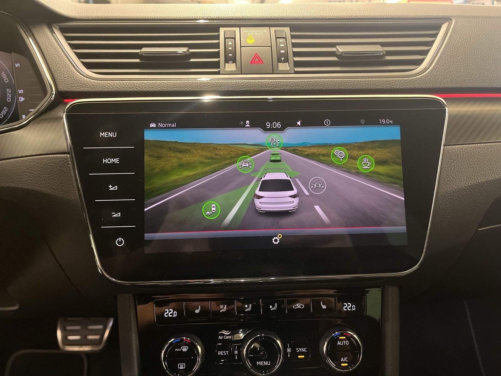 Fahrzeugabbildung SKODA Superb Combi 2.0 TDI DSG Sportline Matrix 4xSHZG - mit KI generiert/bearbeitet