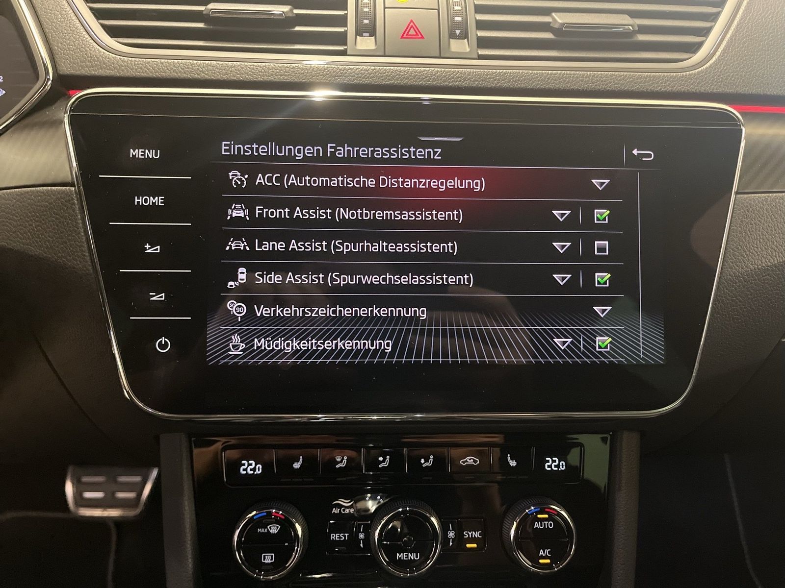 Fahrzeugabbildung SKODA Superb Combi 2.0 TDI DSG Sportline Matrix 4xSHZG - mit KI generiert/bearbeitet