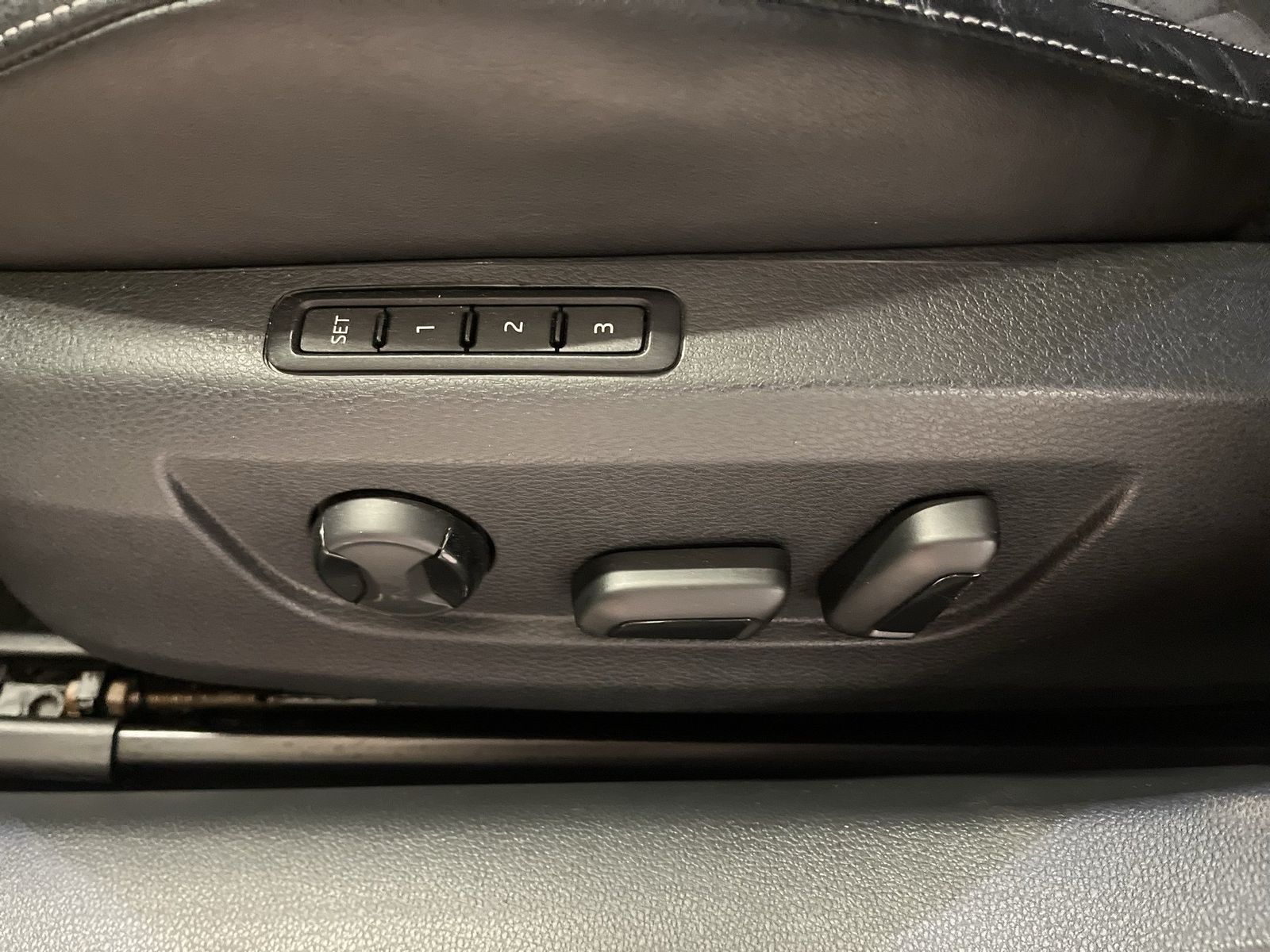 Fahrzeugabbildung SKODA Superb Combi 2.0 TDI DSG Sportline Matrix 4xSHZG - mit KI generiert/bearbeitet