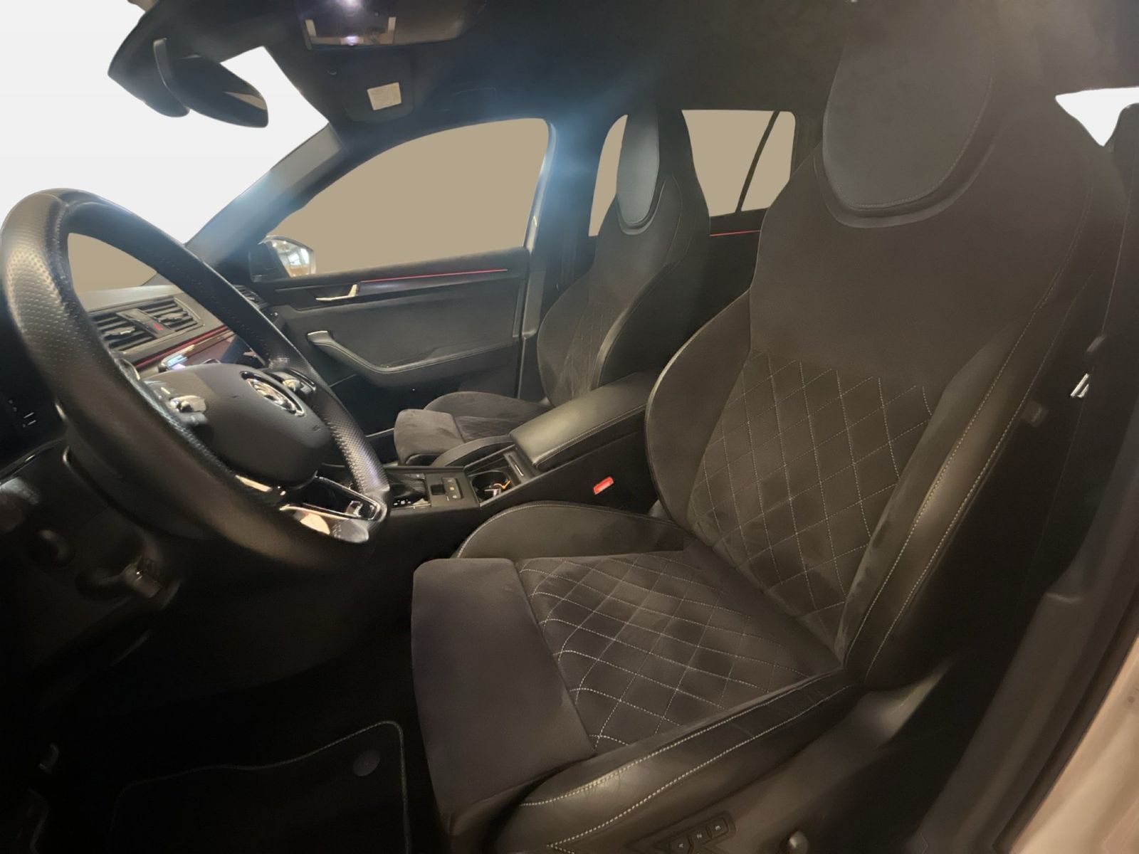 Fahrzeugabbildung SKODA Superb Combi 2.0 TDI DSG Sportline Matrix 4xSHZG - mit KI generiert/bearbeitet