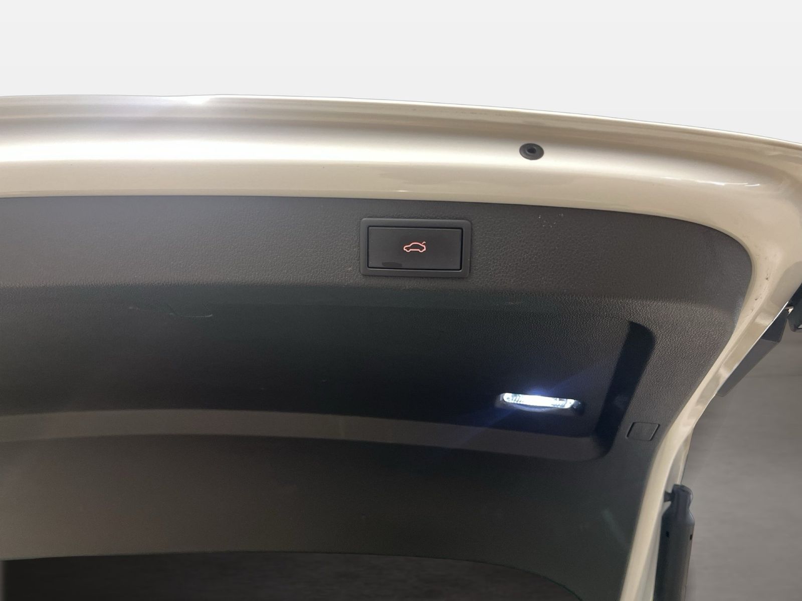 Fahrzeugabbildung SKODA Superb Combi 2.0 TDI DSG Sportline Matrix 4xSHZG - mit KI generiert/bearbeitet