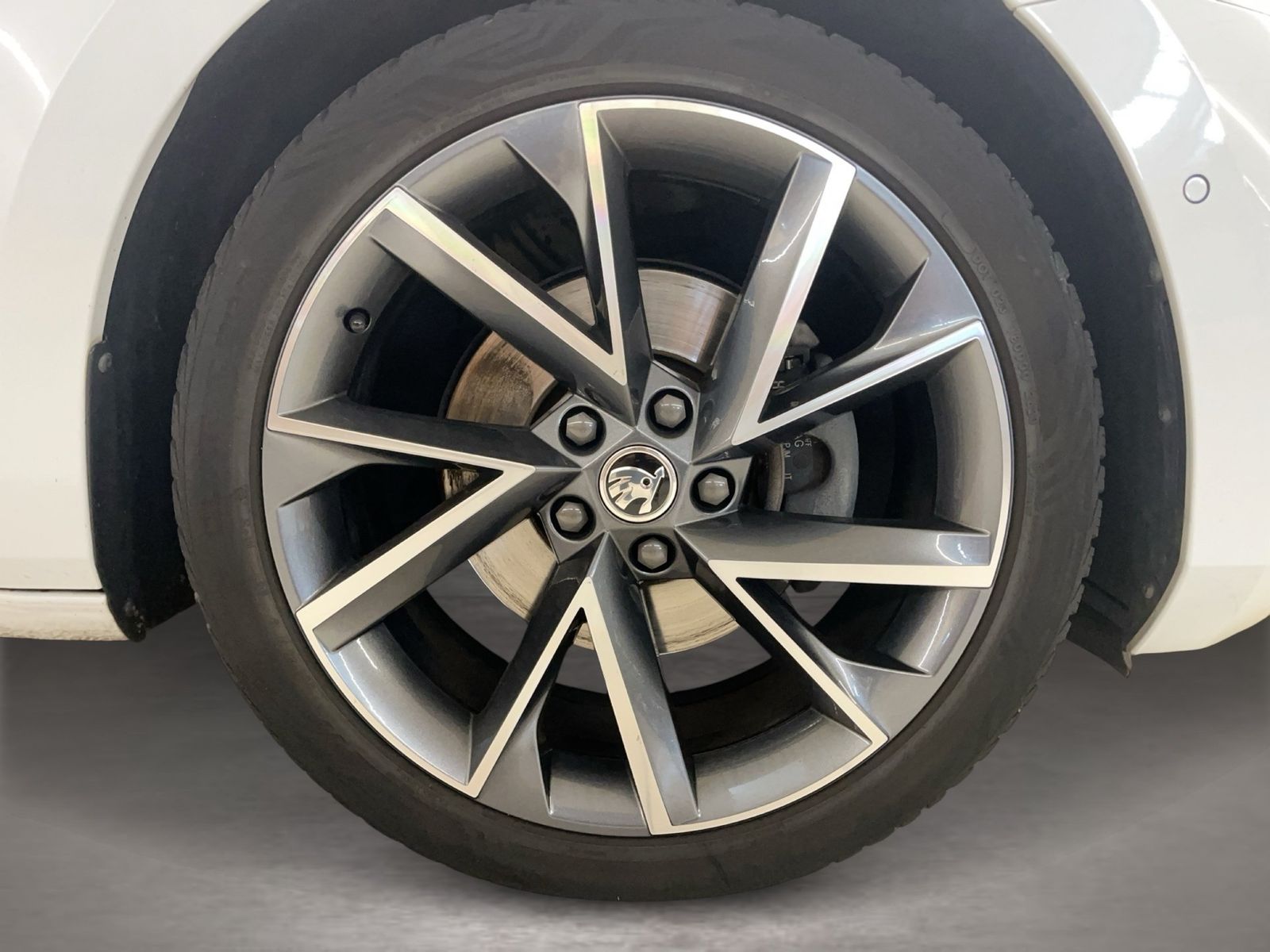 Fahrzeugabbildung SKODA Superb Combi 2.0 TDI DSG Sportline Matrix 4xSHZG - mit KI generiert/bearbeitet