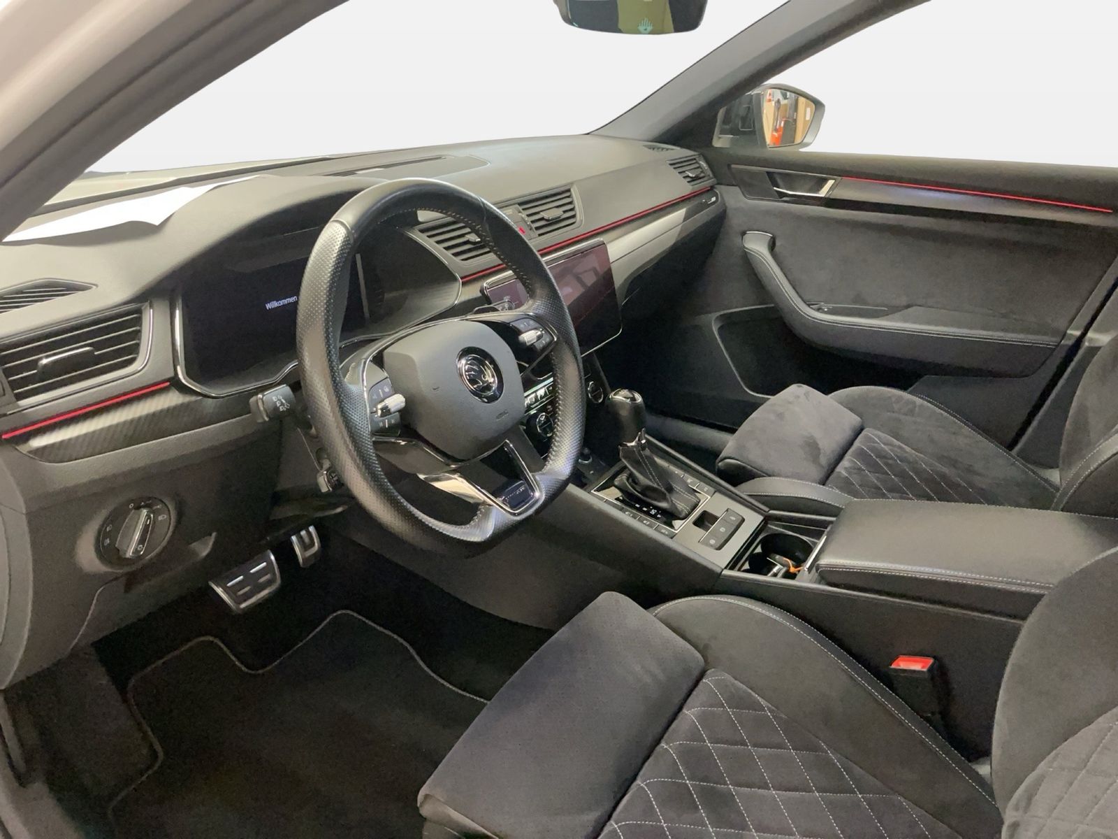 Fahrzeugabbildung SKODA Superb Combi 2.0 TDI DSG Sportline Matrix 4xSHZG - mit KI generiert/bearbeitet