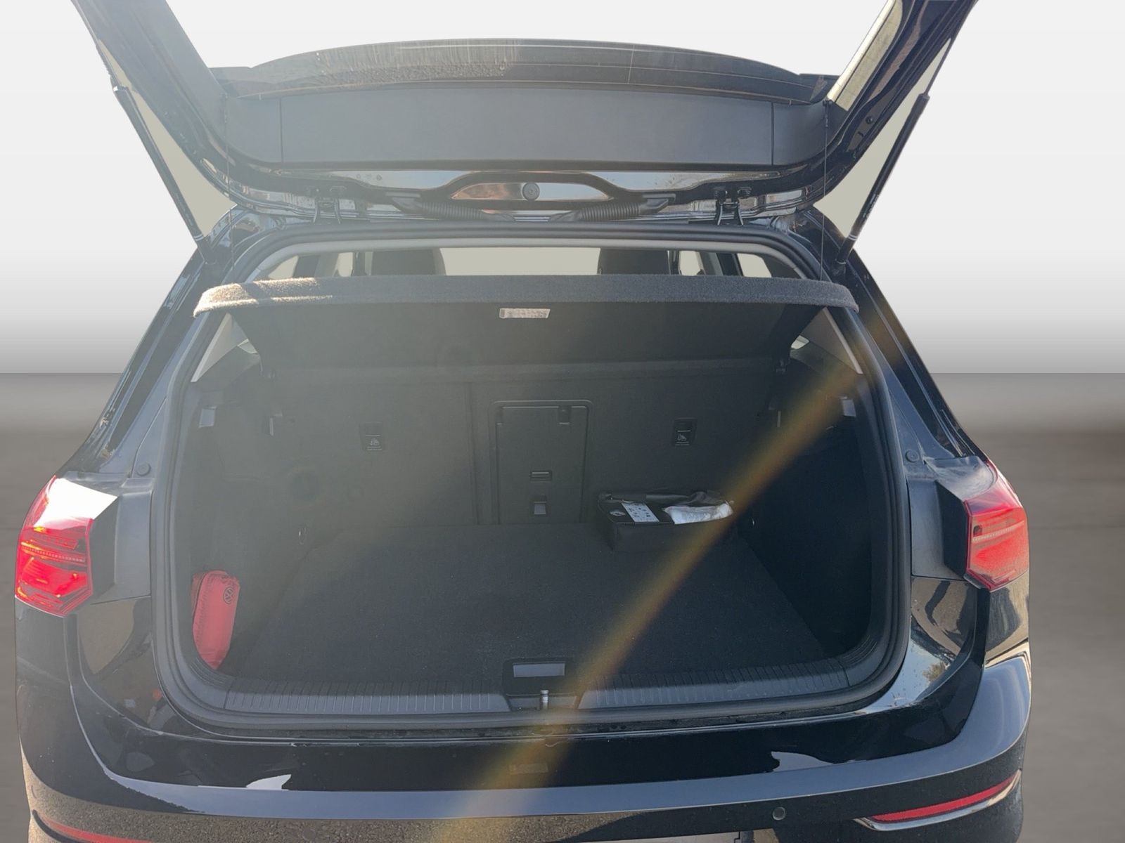 Fahrzeug autohaus mense Fahrzeugabbildung Volkswagen Golf VIII 1.5 TSI Active IQ.Light Matrix CarPlay - mit KI generiert/bearbeitet