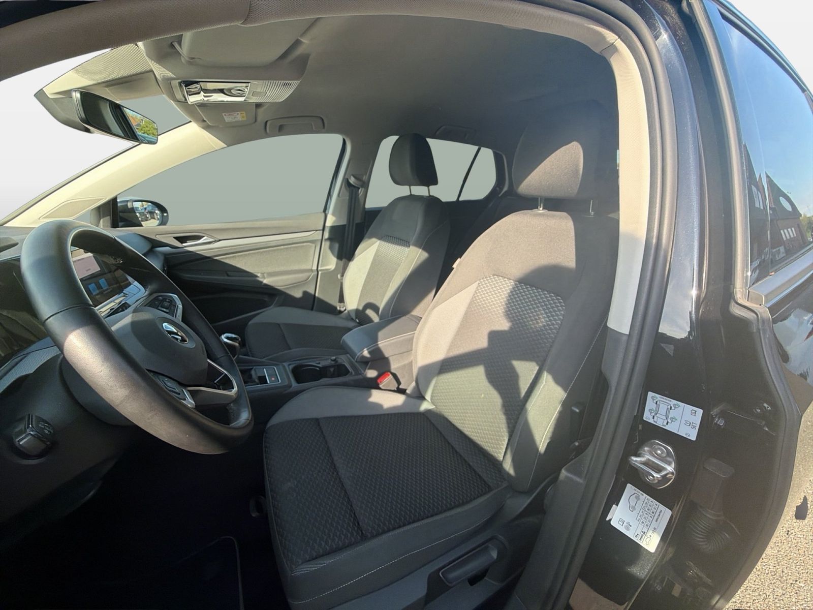 Fahrzeug autohaus mense Fahrzeugabbildung Volkswagen Golf VIII 1.5 TSI Active IQ.Light Matrix CarPlay - mit KI generiert/bearbeitet