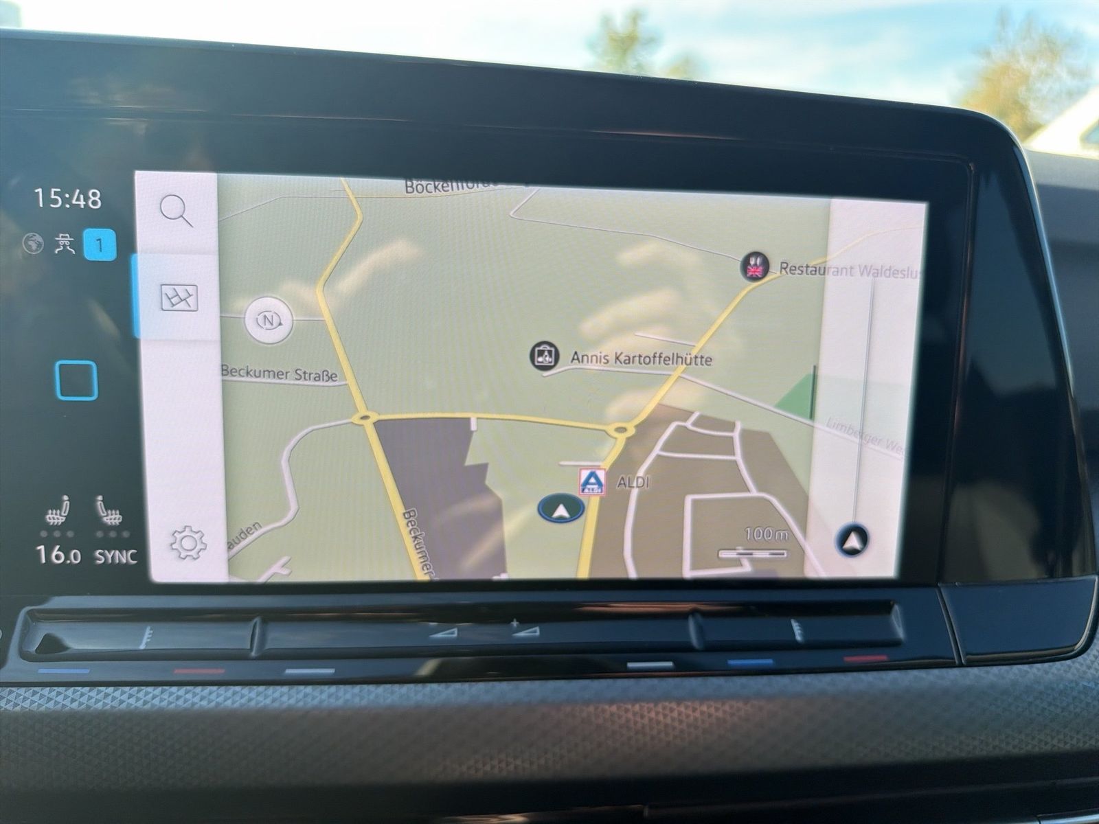 Fahrzeug autohaus mense Fahrzeugabbildung Volkswagen Golf VIII 1.5 TSI Active IQ.Light Matrix CarPlay - mit KI generiert/bearbeitet