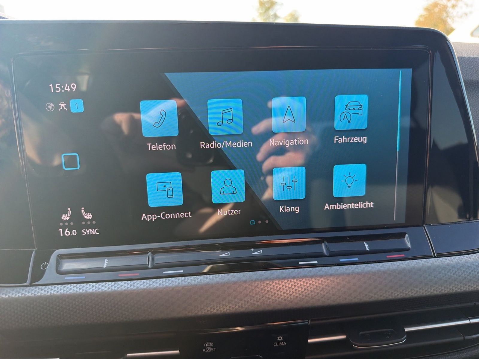 Fahrzeug autohaus mense Fahrzeugabbildung Volkswagen Golf VIII 1.5 TSI Active IQ.Light Matrix CarPlay - mit KI generiert/bearbeitet